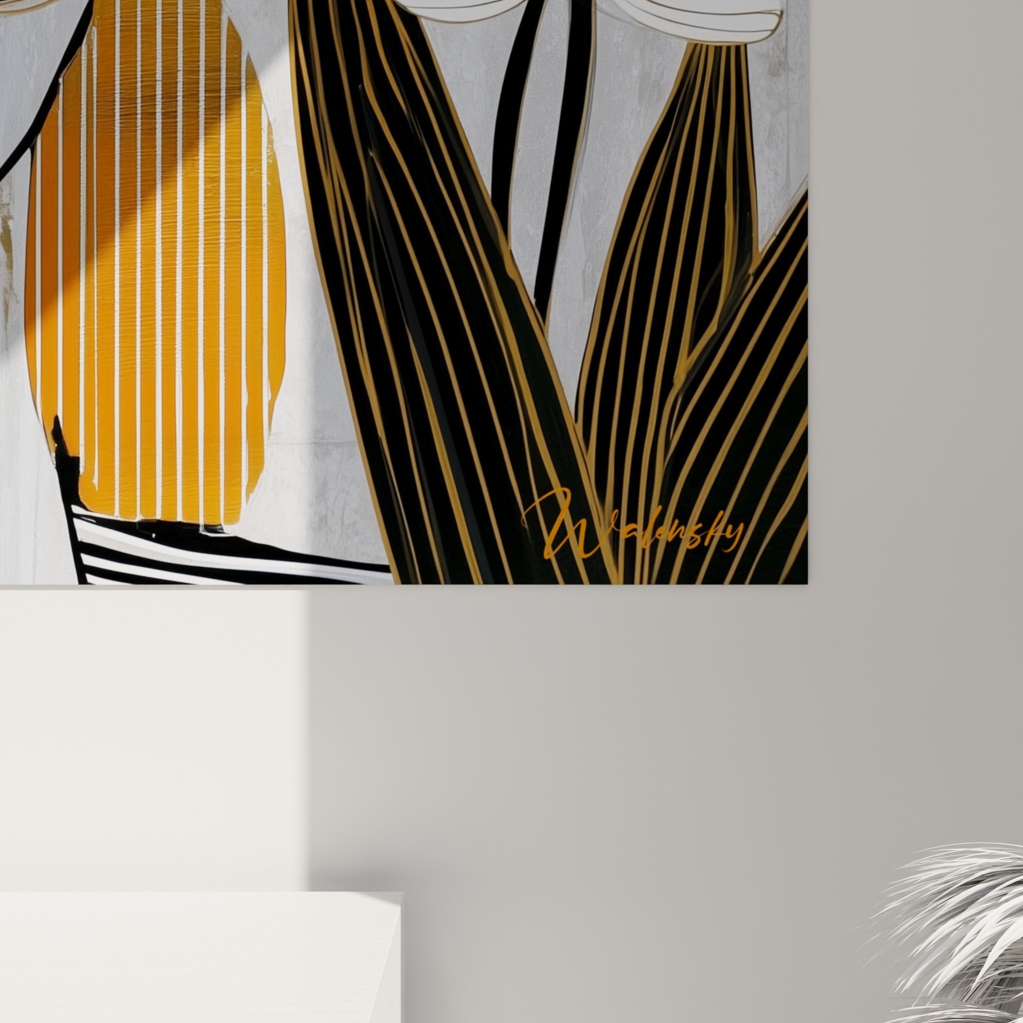 Détail du trait doré et des pétales blancs finement dessinés sur fond gris texturé de la toile