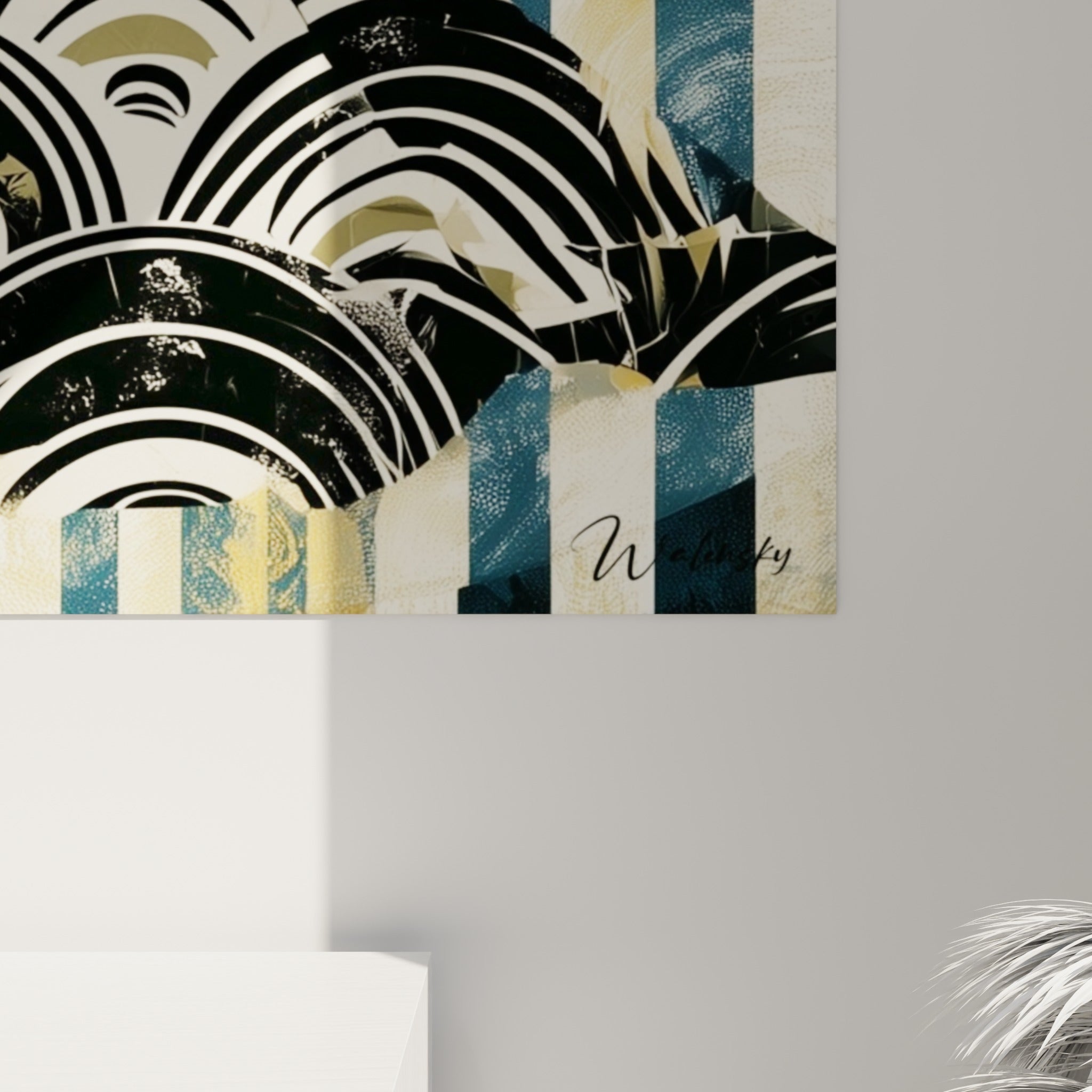 Détail des rayures noires et blanches et du fond doré texturé de cette œuvre accrochée au mur