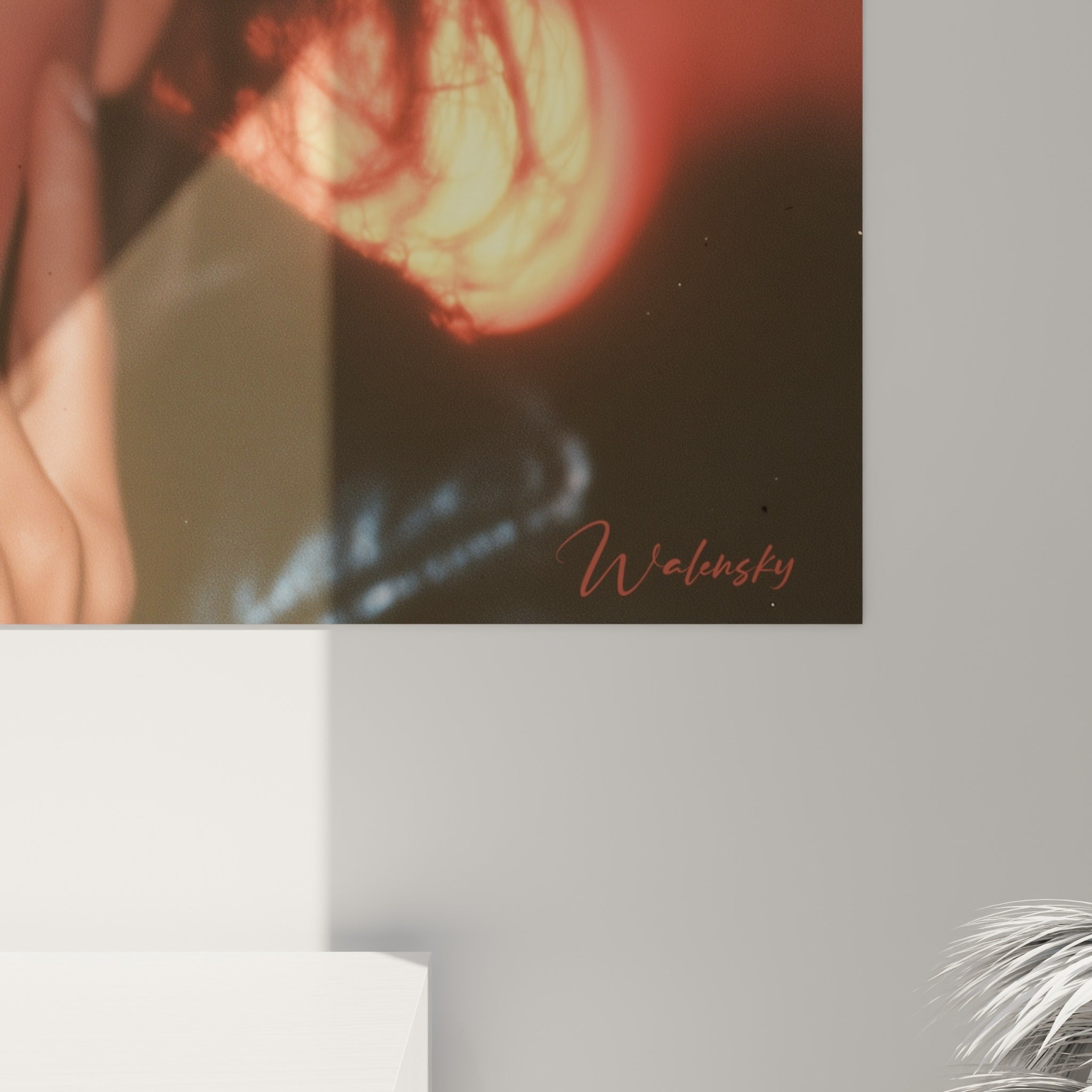 Détail du rayon lumineux doré et des textures anthracite de la chevelure sur la toile