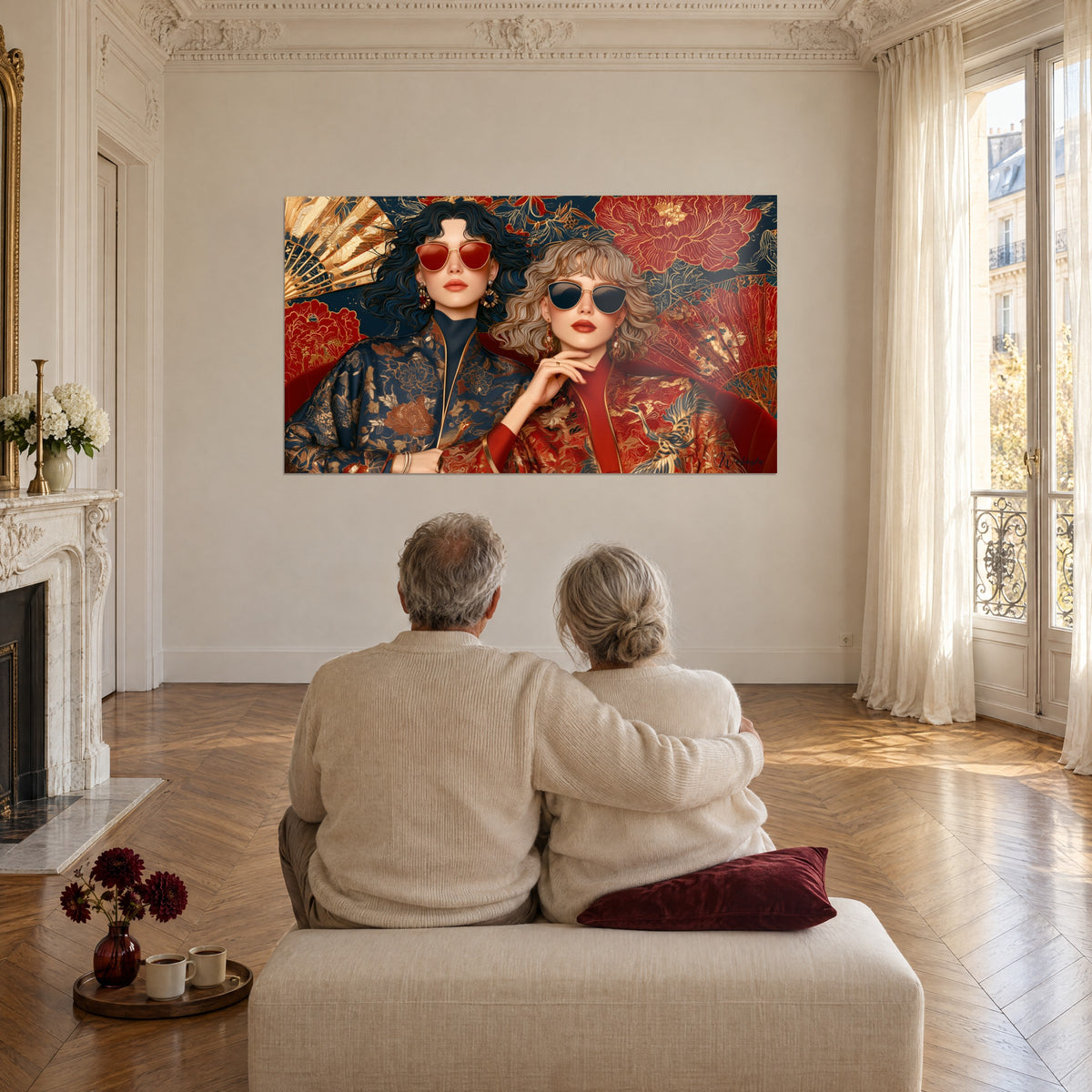 Tableau duo en kimonos rouge laqué et bleu nuit, éventails dorés et pivoines, devant un couple âgé assis dans un salon haussmannien