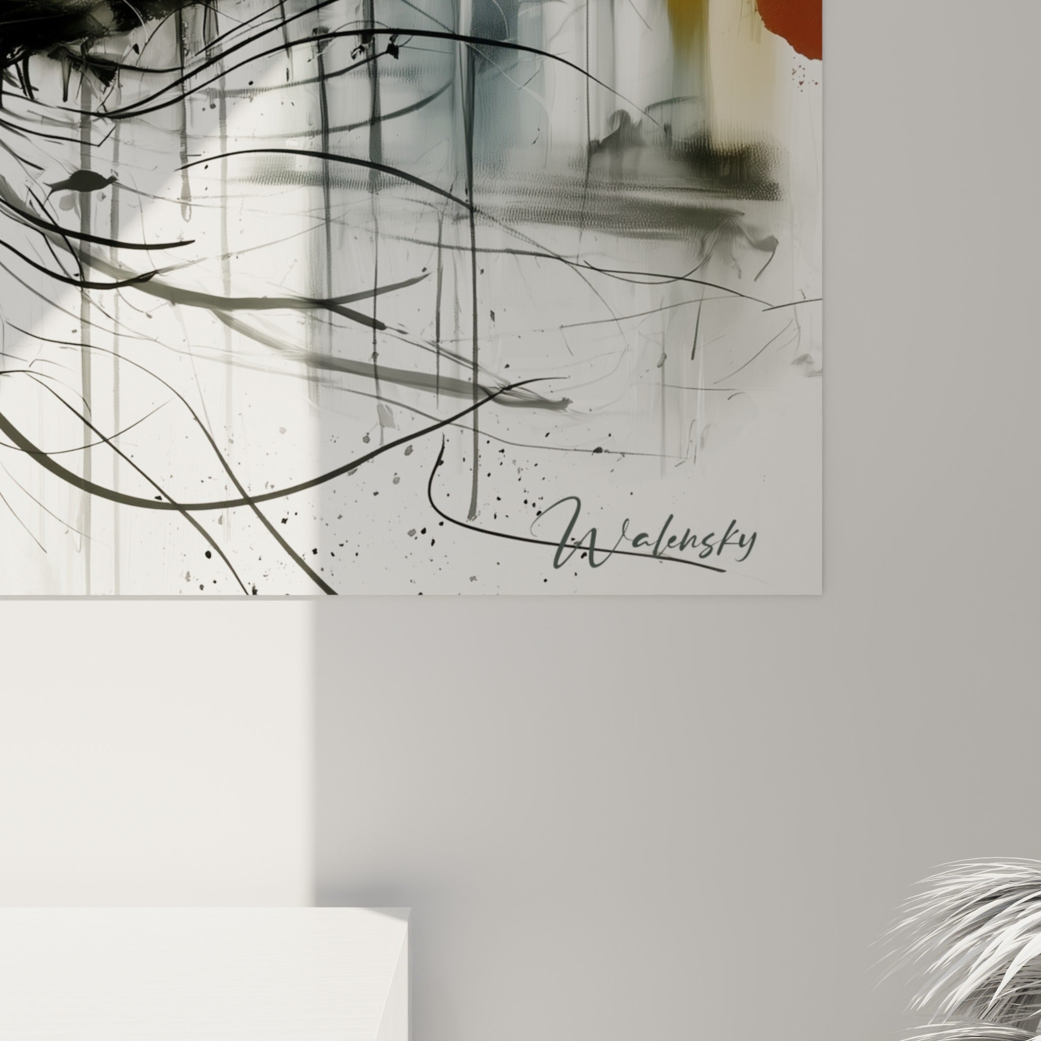 Trait noir et éclats ocre se mêlant en coulures fines sur la toile texturée de près