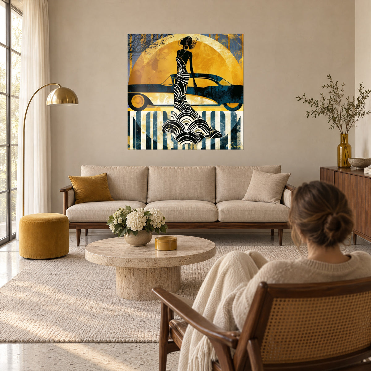 Quadro silhouette dorata di donna in abito a righe davanti a una berlina blu notte e un grande sole giallo, sopra un divano in un soggiorno luminoso