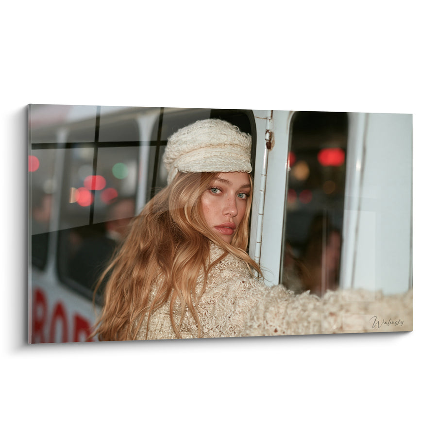 Tableau Femme blonde casquette beige et lumières - Instant volé nocturne - Edition Vintage