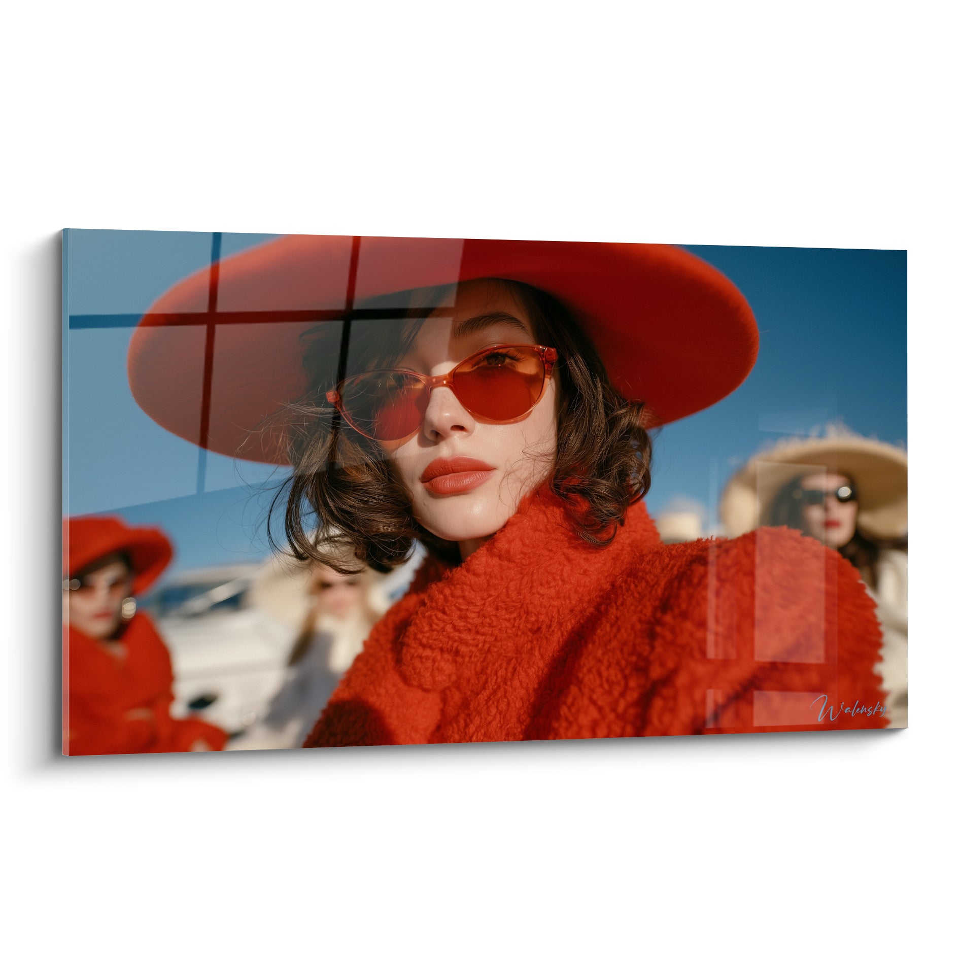 Femme au chapeau roux et lunettes orange, portrait rétro aux couleurs terracotta et bleu ciel
