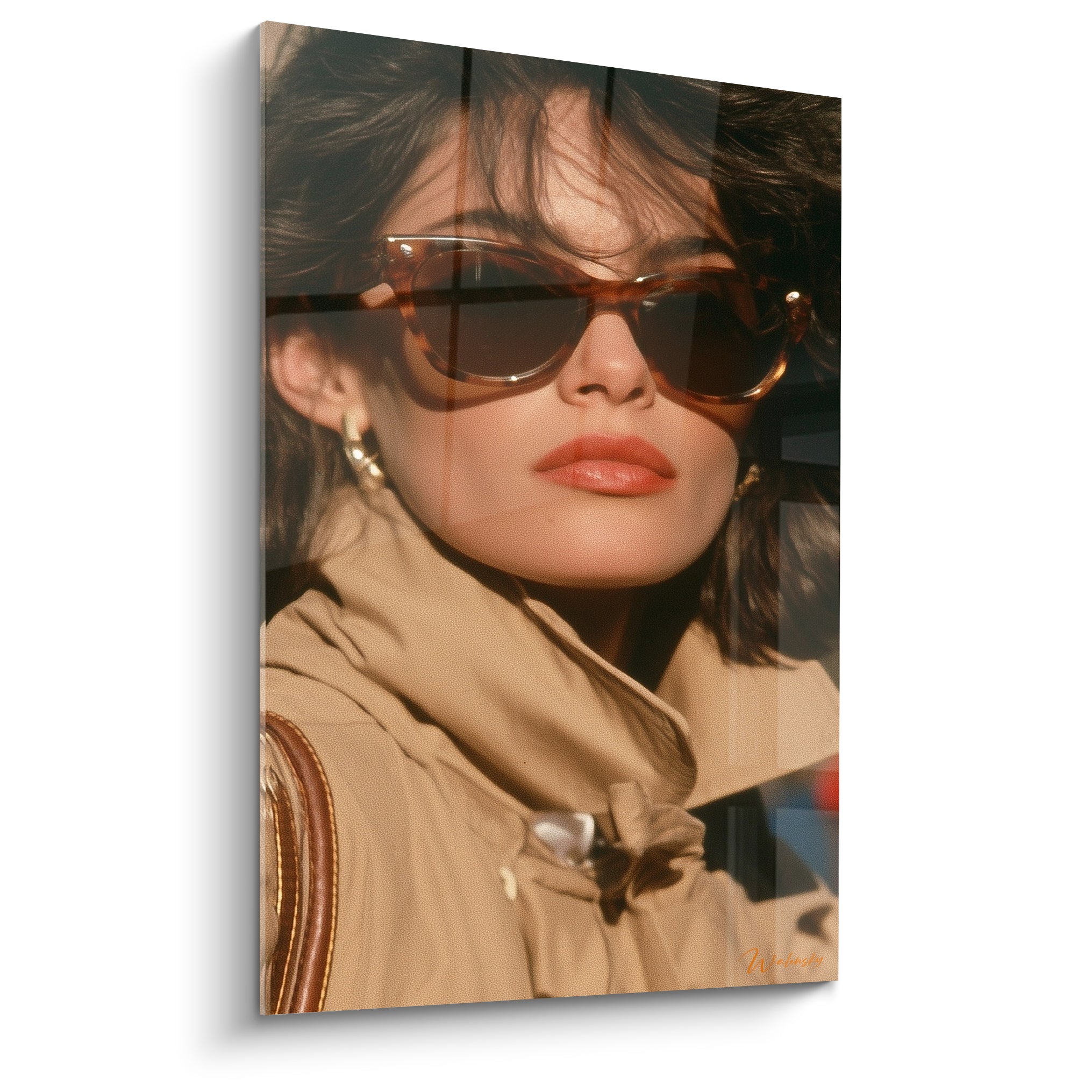 Femme brune en lunettes écaille et trench beige, portrait rétro aux tons terracotta et ocre