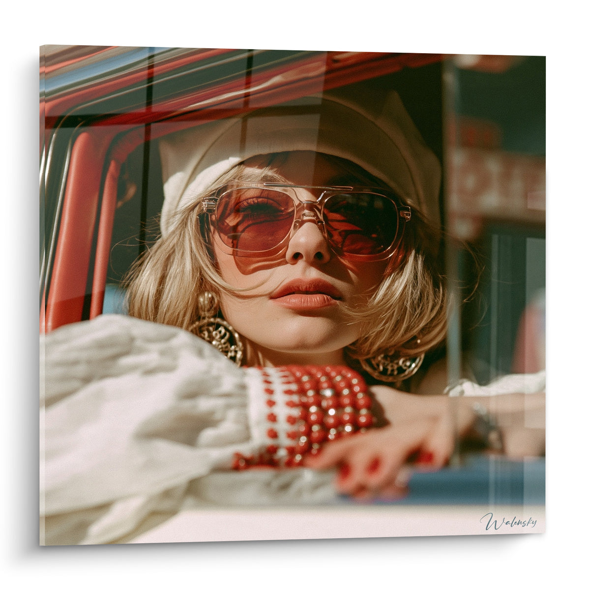 Femme blonde aux lunettes roses et bracelet rouge, tableau rétro à la voiture cuivrée