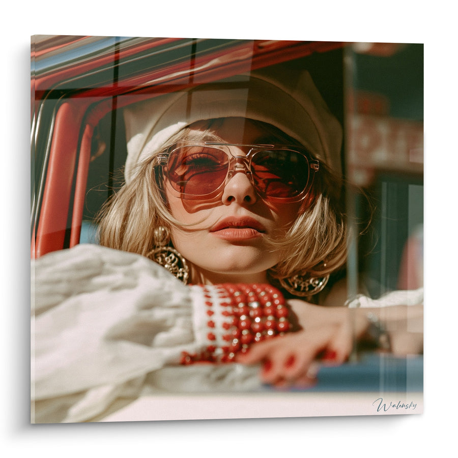 Tableau Femme blonde lunettes roses voiture rouge - Échappée en solitaire - Edition Vintage