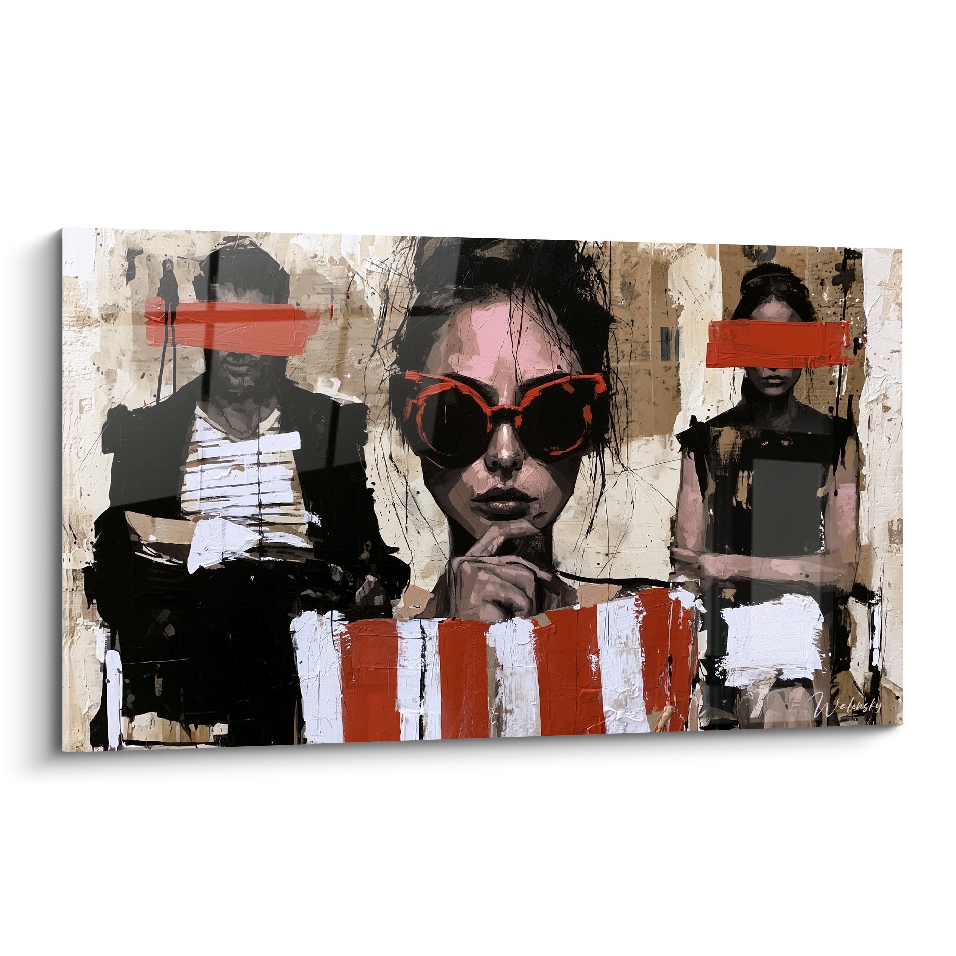 Femme aux lunettes rouges et cheveux noirs sur fond beige texturé, style collage rétro