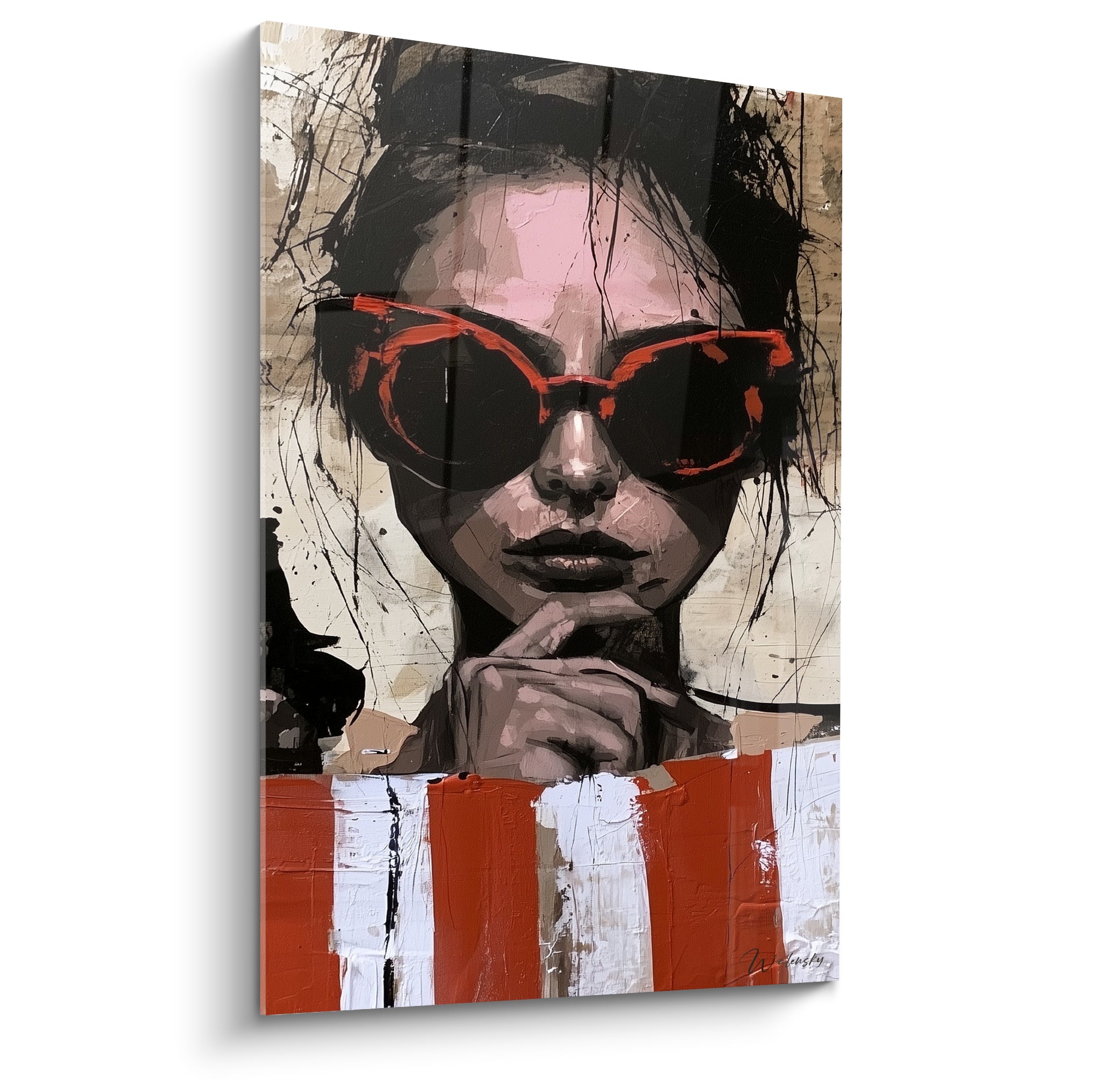 Femme aux lunettes rouge orangé et cheveux noirs sur fond beige, rayures terracotta et blanches en bas