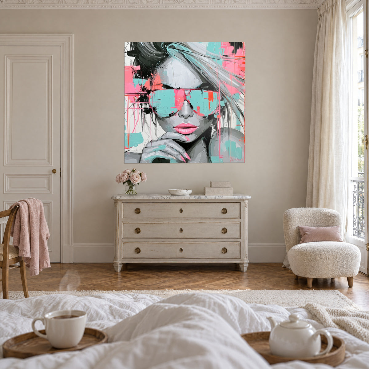 Quadro modella con occhiali acqua e labbra rosa bubble gum, tratti neri spessi, sopra un letto in una camera luminosa