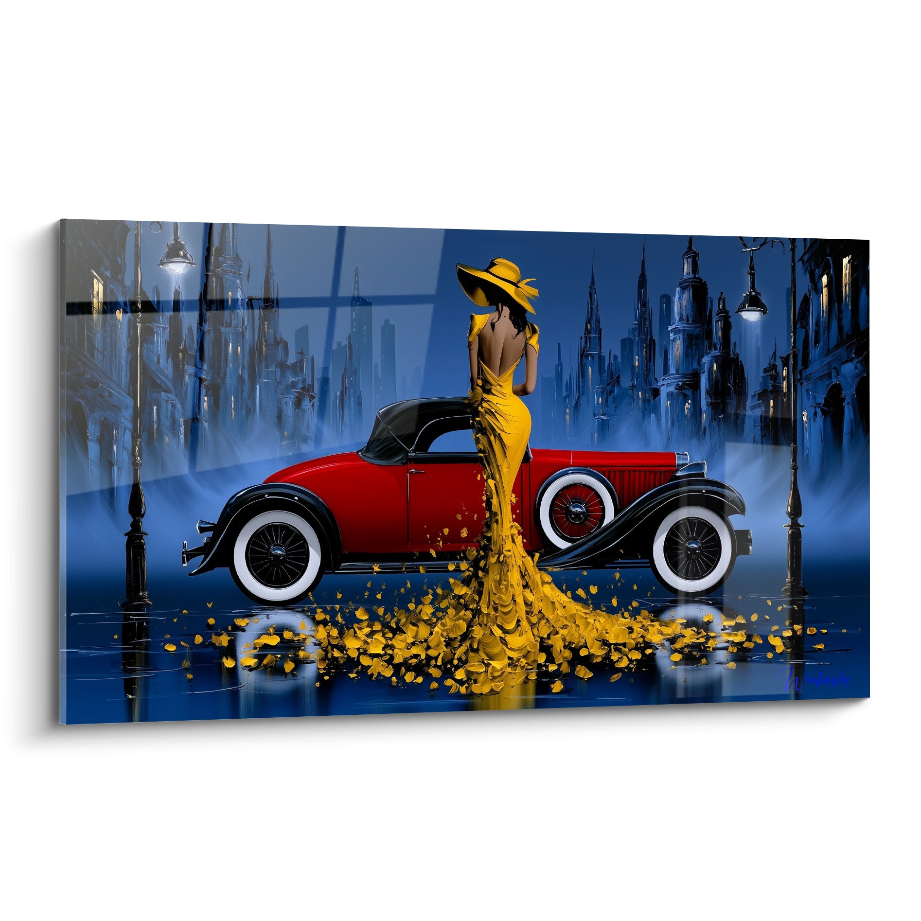 Femme en robe dorée devant une voiture rouge ancienne, ville bleu marine en toile de fond nocturne