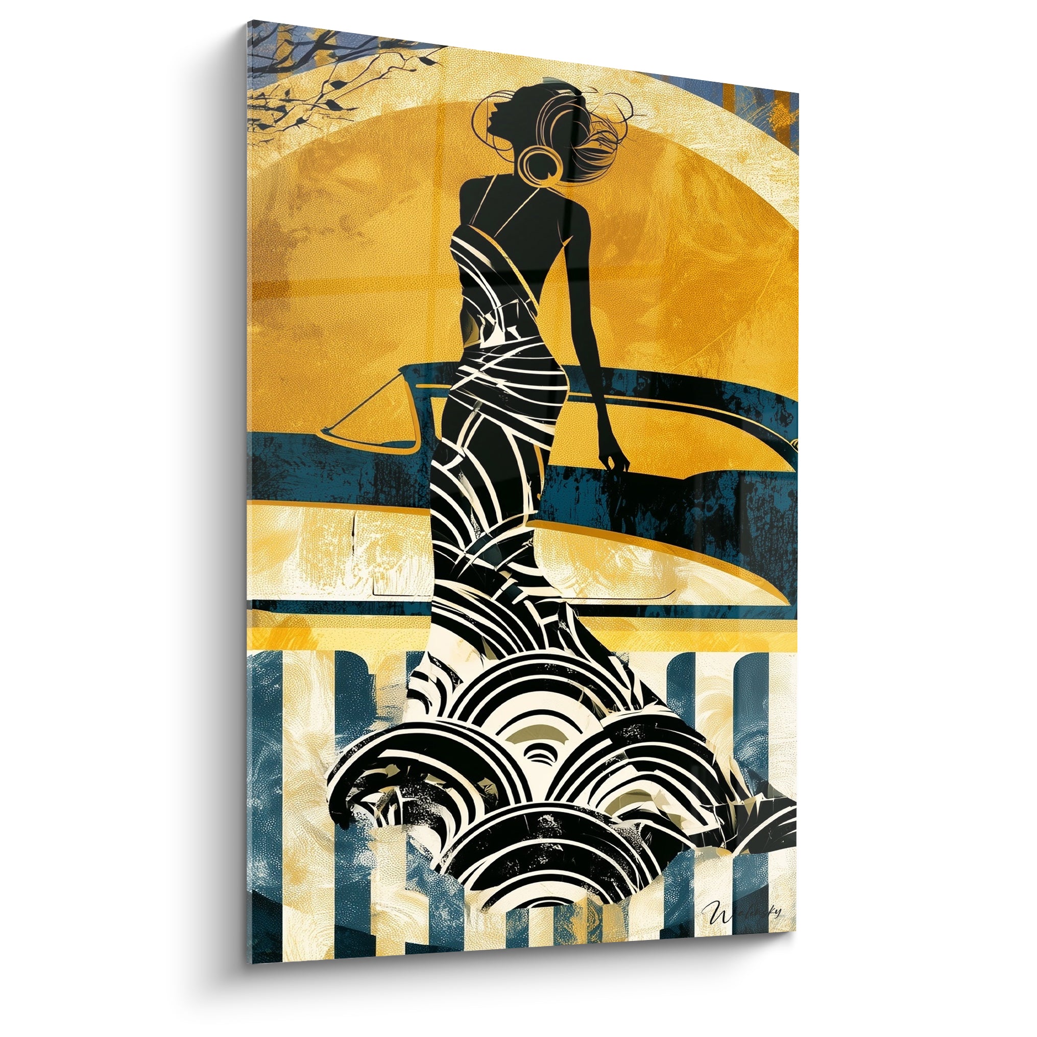 Silhouette féminine en robe rayée noire et blanche devant fond doré et bleu marine