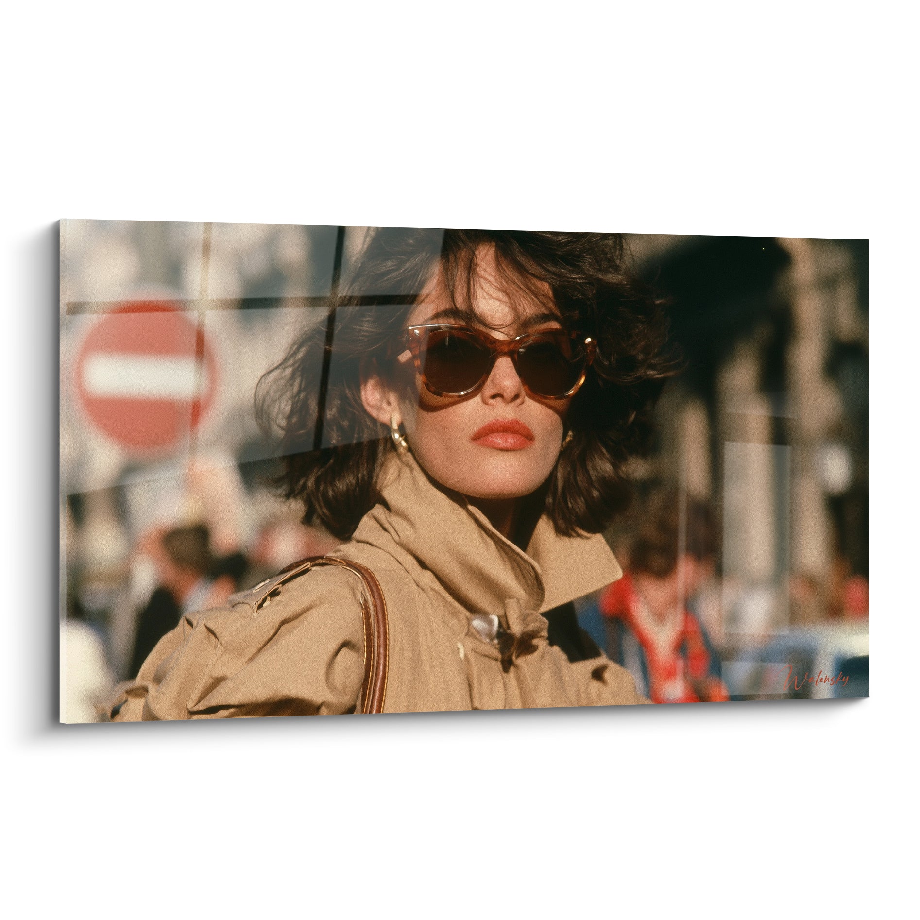 Femme aux lunettes écaille brune et trench beige, regard direct, ambiance urbaine floutée en arrière-plan