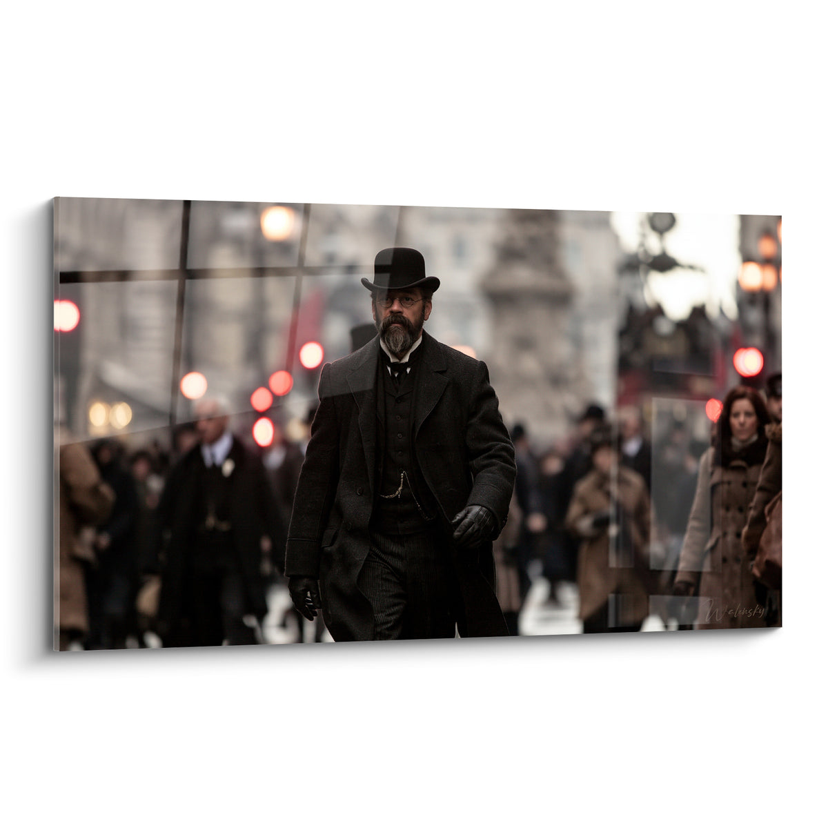 Gentleman en costume noir et chapeau melon marchant dans une rue floutée aux lumières rouges