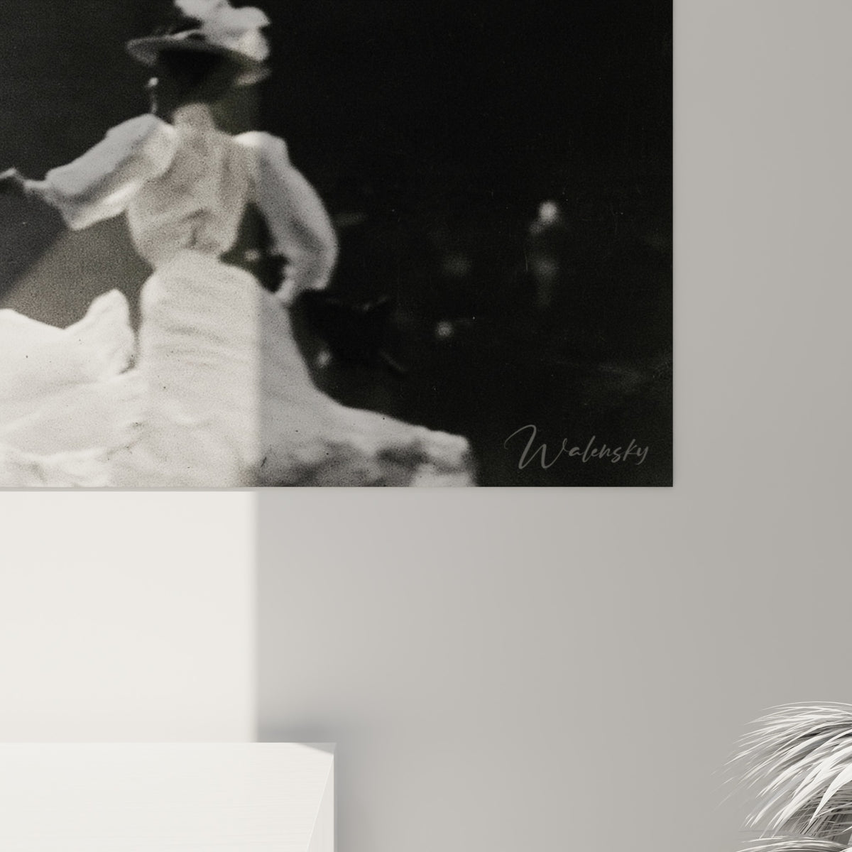 Grain photographique argenté, plis des robes blanches et ombres grises visibles de près sur la toile