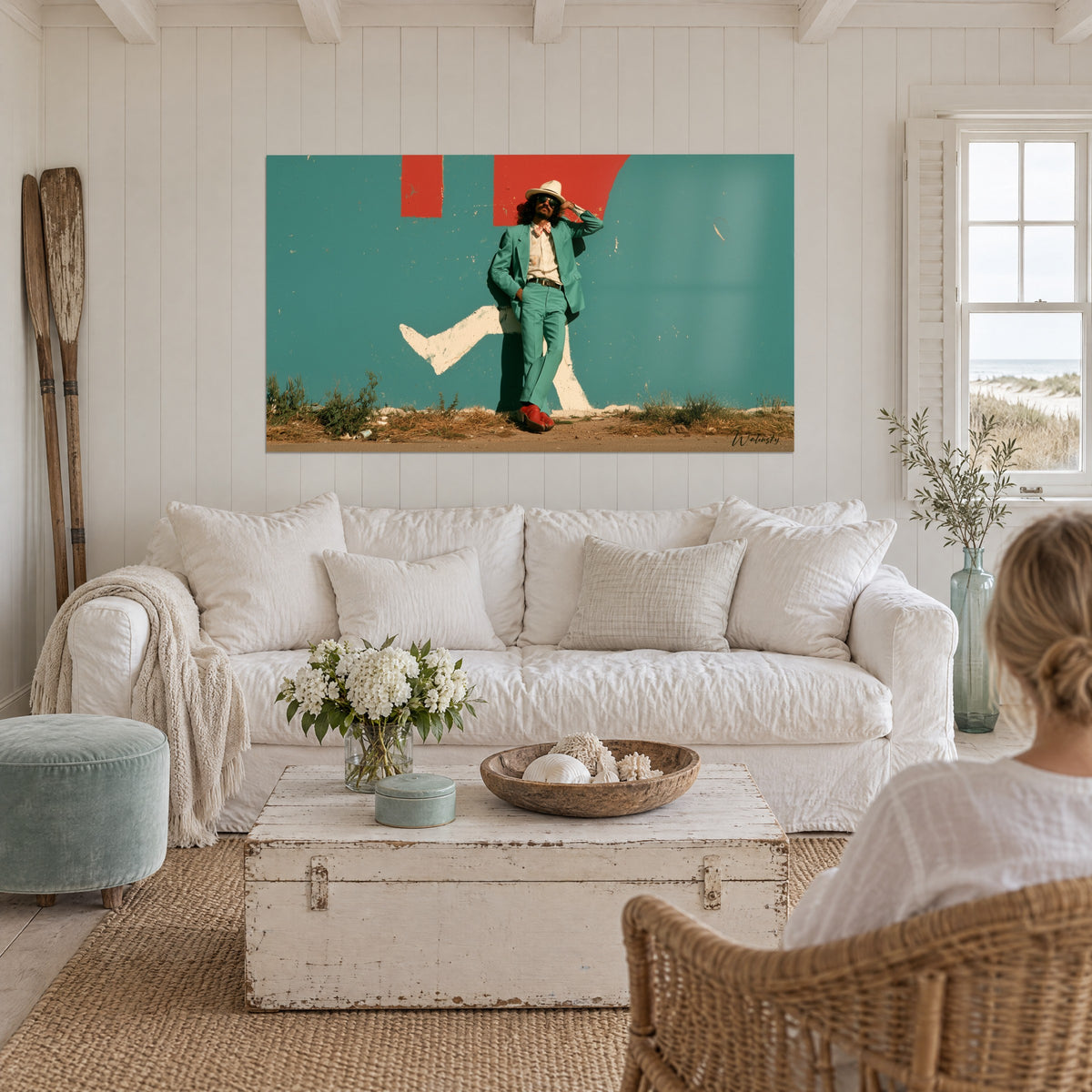 Cuadro de un dandi despreocupado con traje menta y botines rojos, pared turquesa, sobre un sofá en un salón luminoso