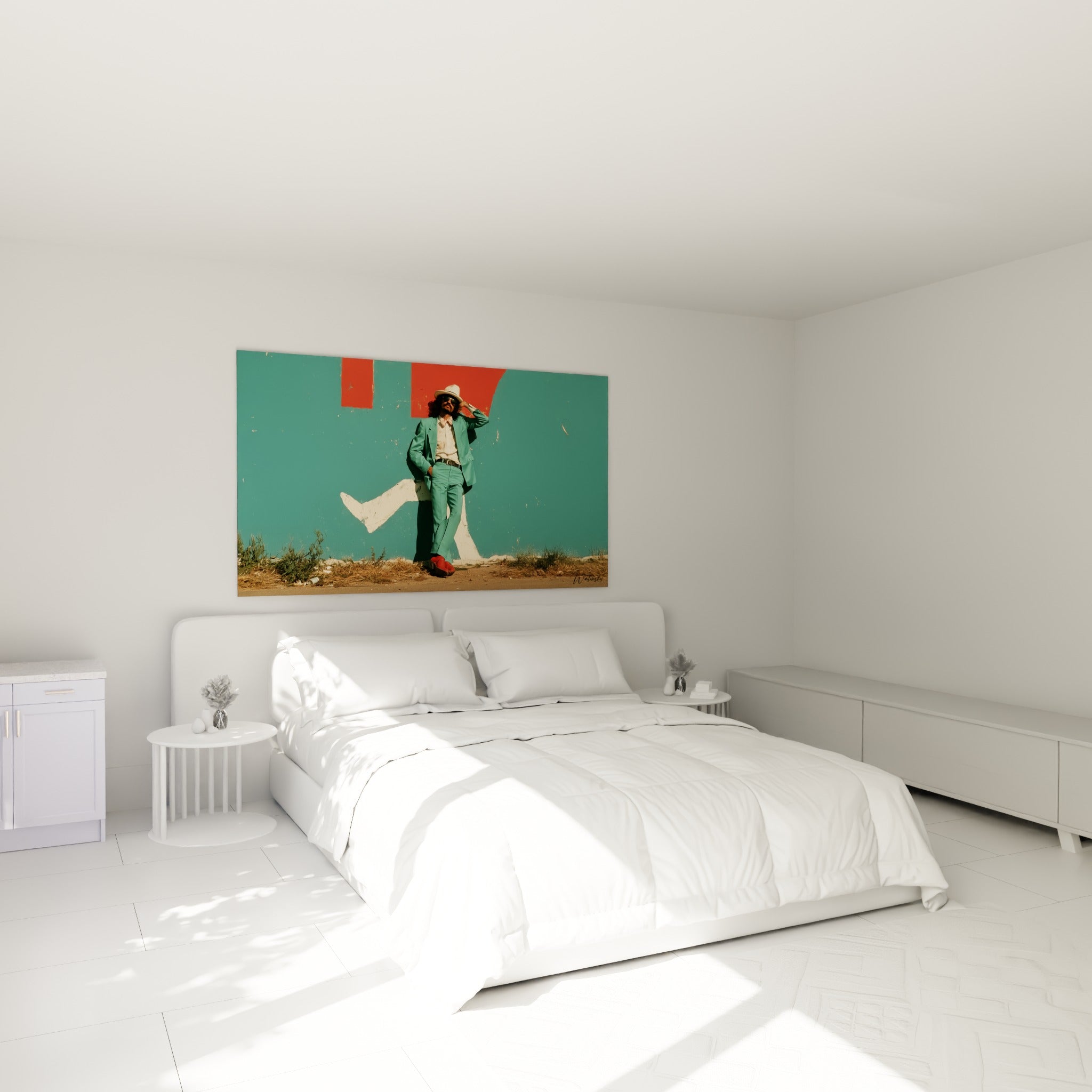Personnage au costume vert menthe et chaussures rouges accroché au-dessus d'un lit dans une chambre claire