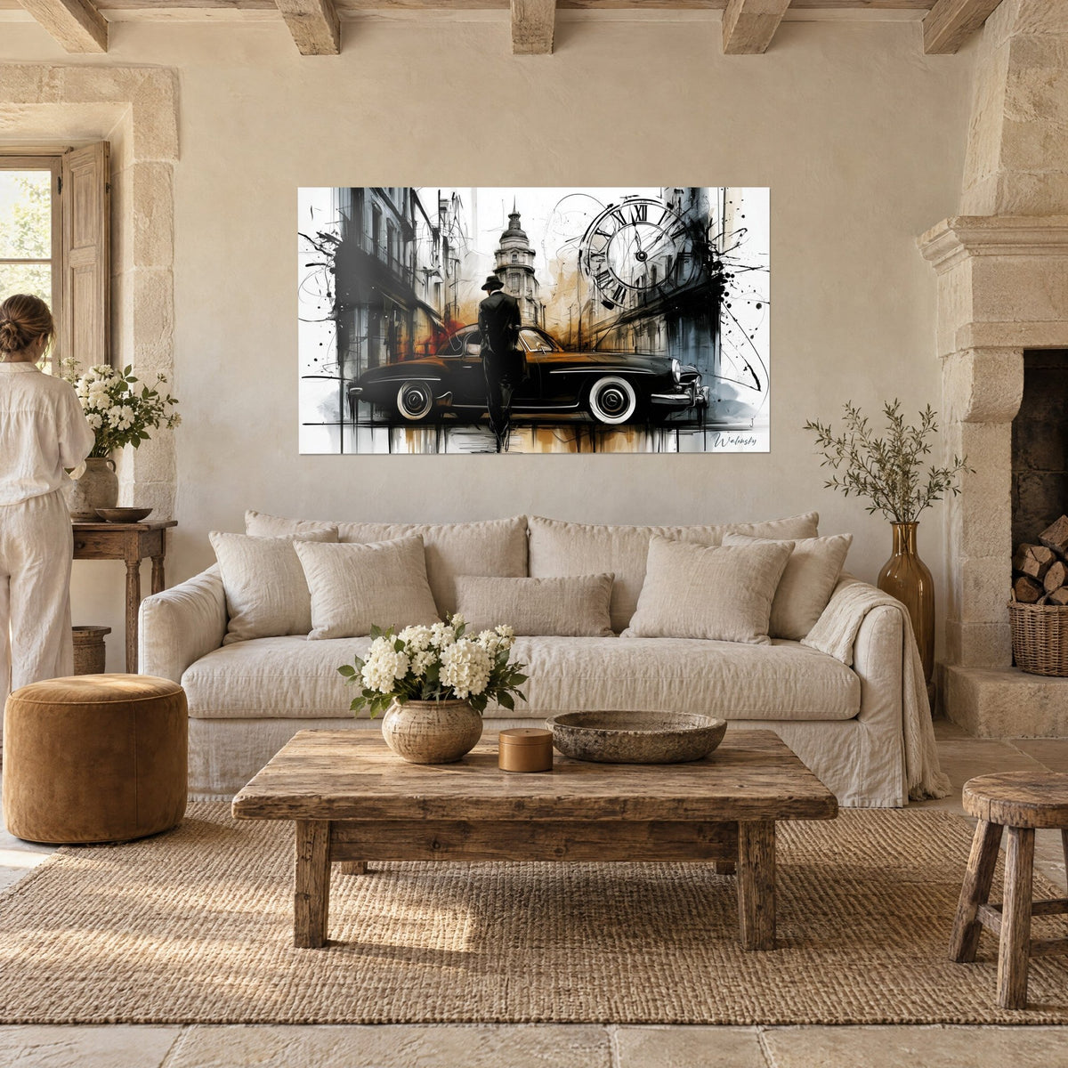 Gemälde eines schwarzen Oldtimer-Mercedes vor einem Mann mit Hut, graue römische Uhr und ockerfarbene Akzente, über einem Sofa in einem hellen Wohnzimmer