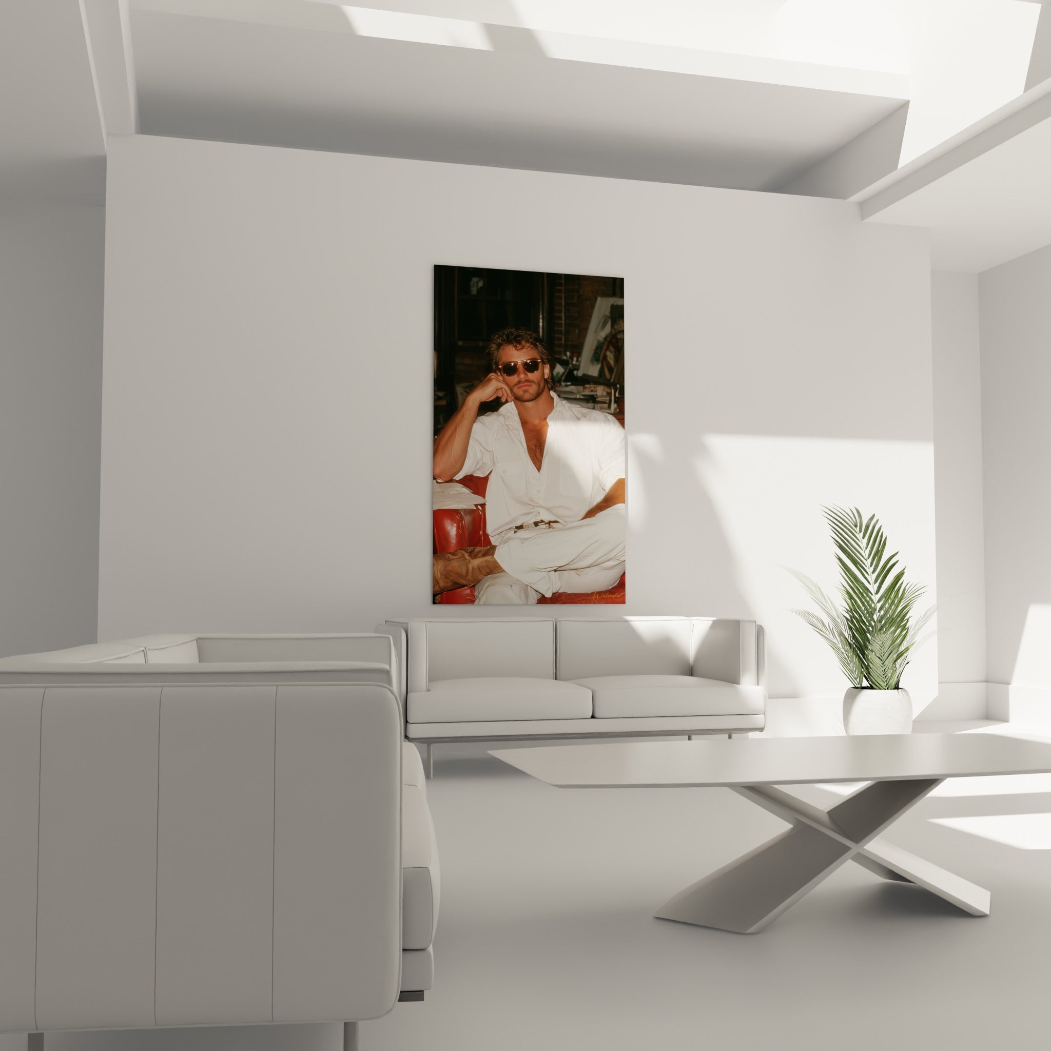 Regard direct sous des lunettes noires, tenue blanche sur canapé rouge, au-dessus d'un canapé dans un salon lumineux