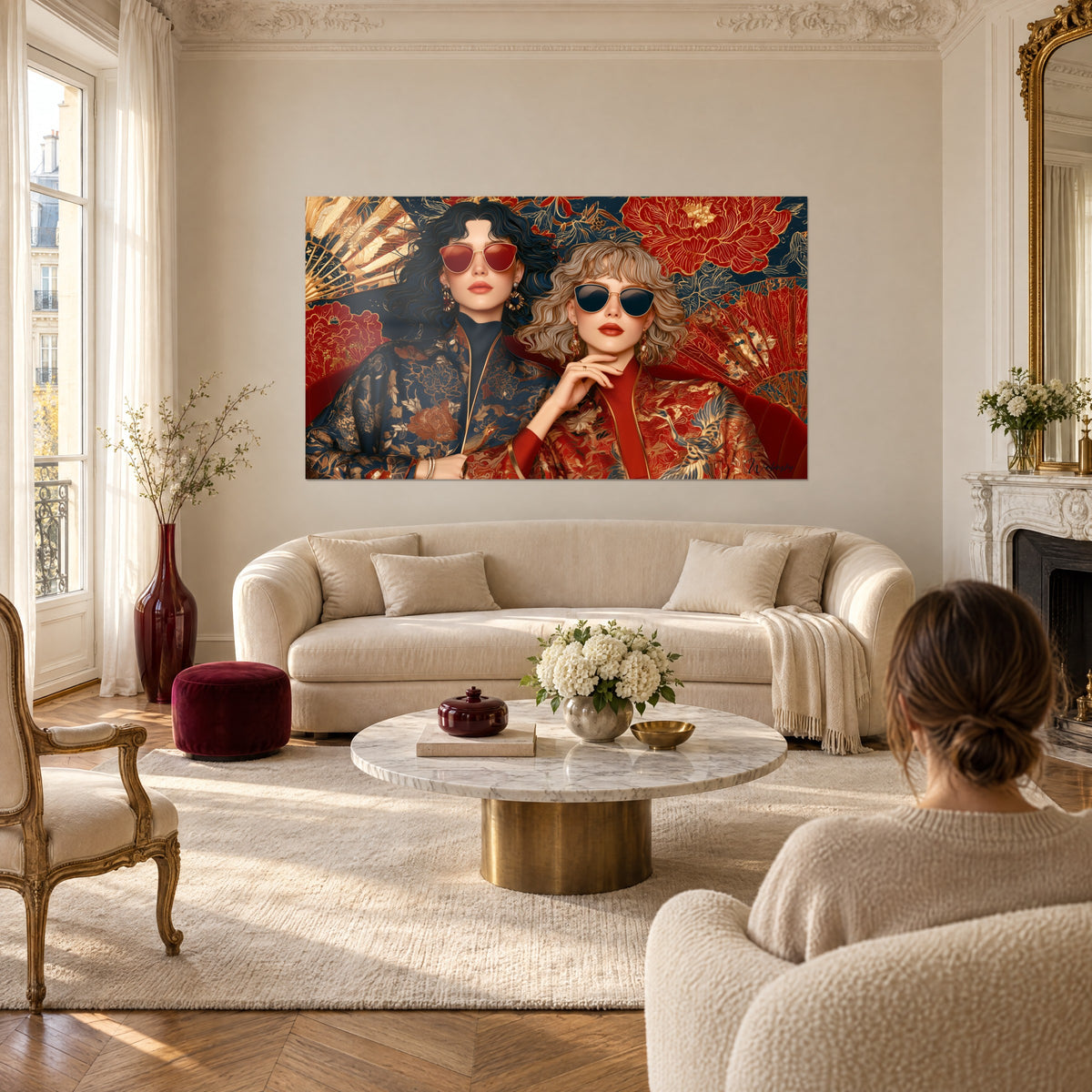Tableau duo de femmes à lunettes rouge et noir, kimonos bleu nuit et rouge brodés d'or, au-dessus d'un canapé dans un salon lumineux