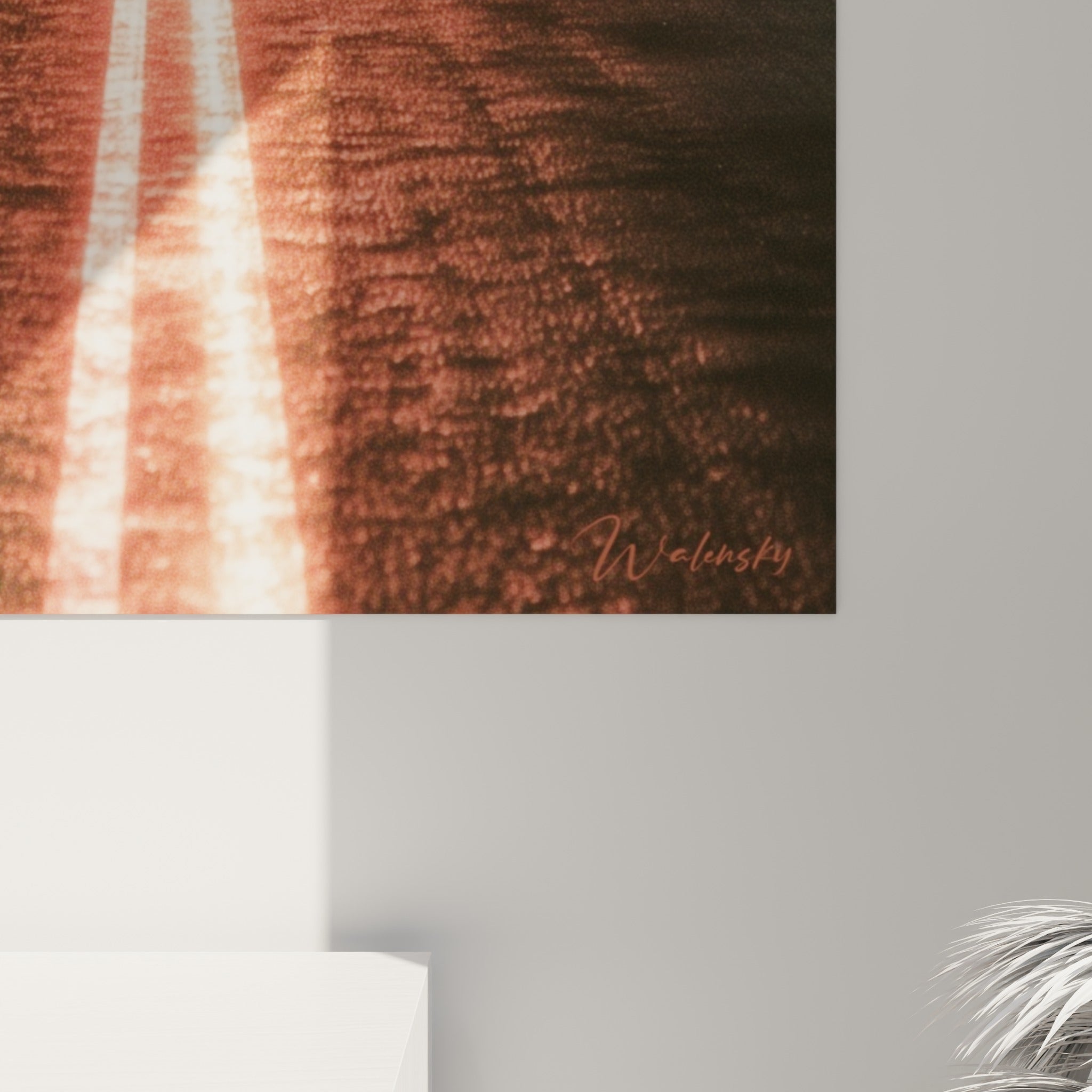 Lignes lumineuses orangées et grain texturé du bitume sombre sur ce tableau Rétro corail et anthracite