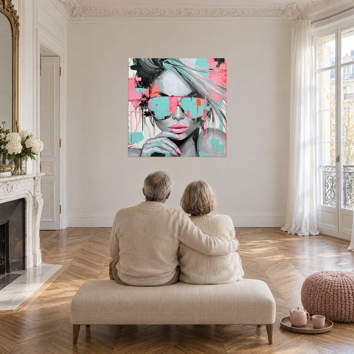 Quadro volto pop-art con occhiali turchesi, tocchi rosa e arancioni, davanti a una coppia seduta in un soggiorno haussmanniano