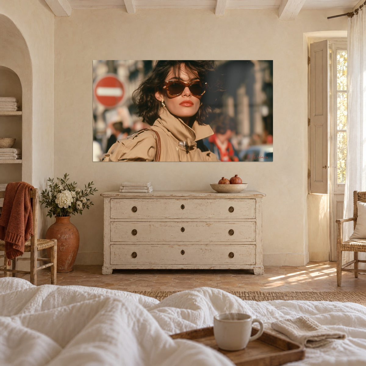 Cuadro silueta de parisina con gafas de carey marrones, gabardina beige y fondo rojo desenfocado, sobre una cama en un dormitorio luminoso