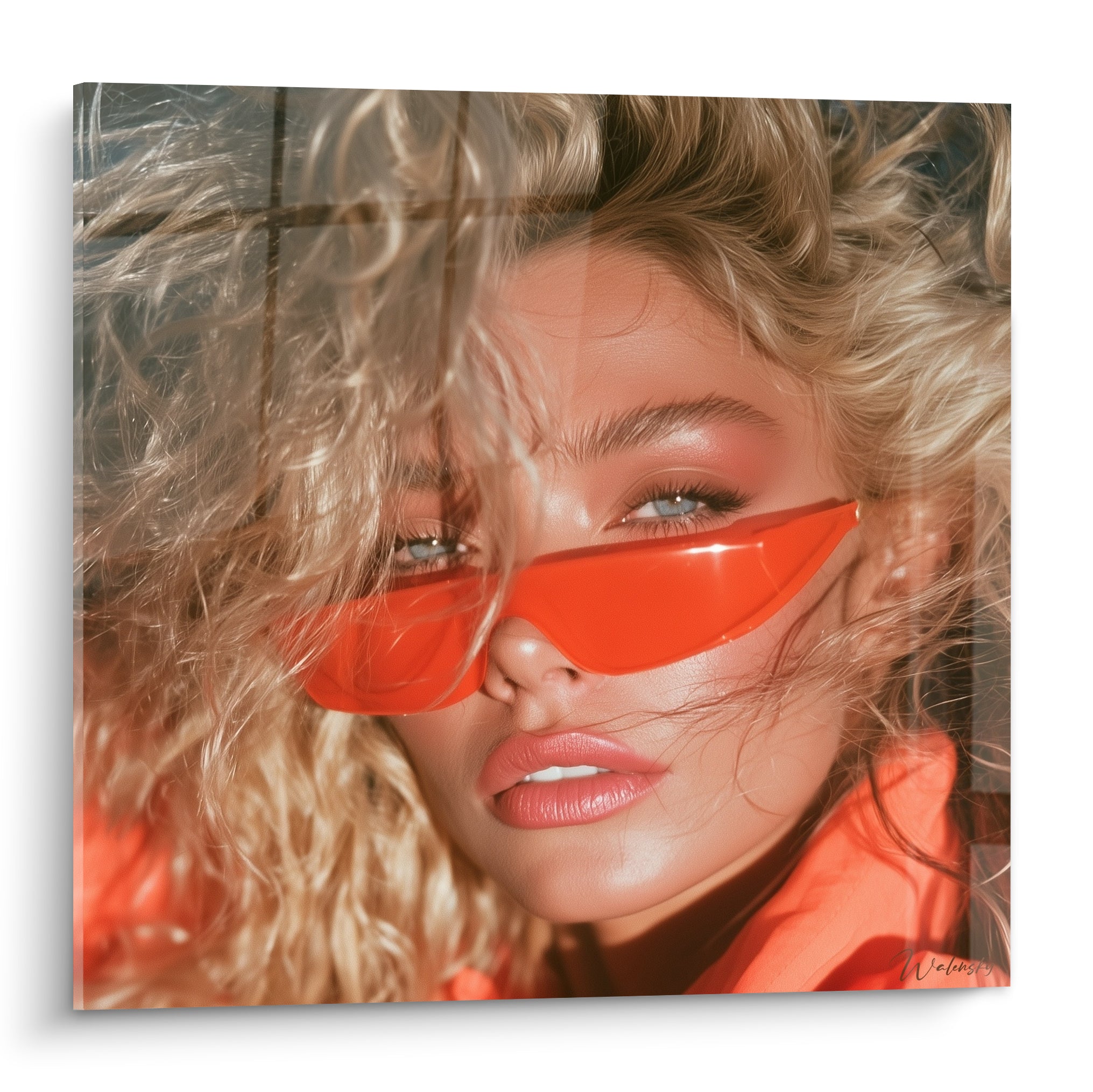Portrait femme rétro aux boucles dorées et lunettes orange vif, regard bleu-gris perçant