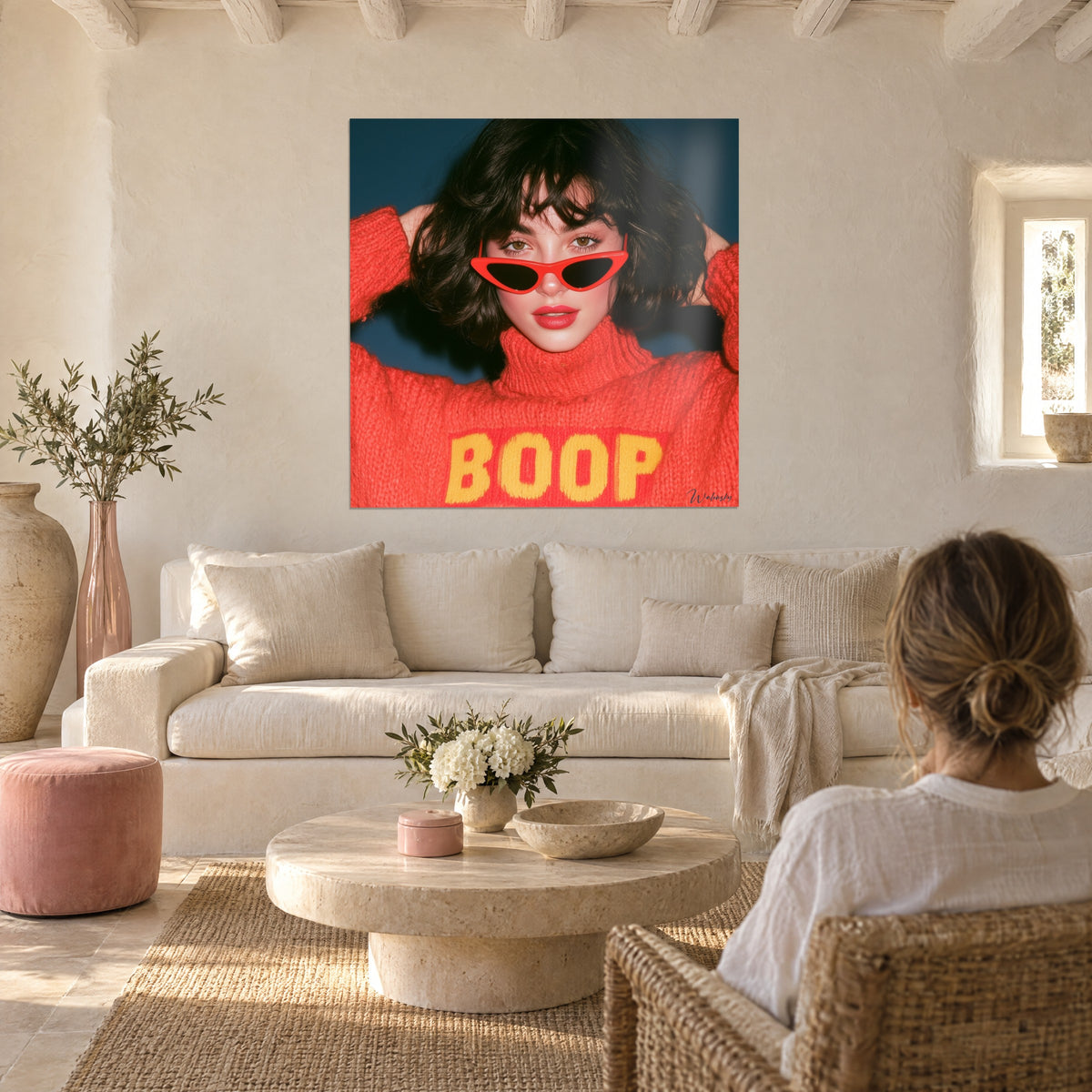 Cuadro joven morena con gafas de gato rojas y jersey naranja BOOP, fondo azul noche, encima de un sofá en un salón luminoso