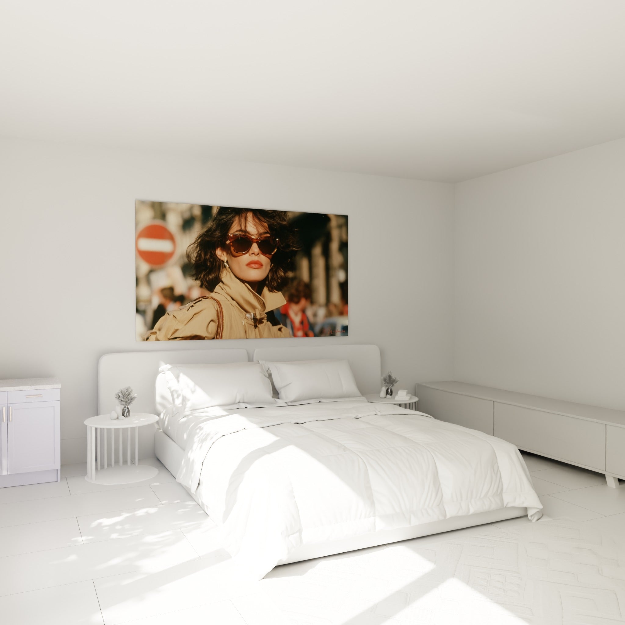 Passante en trench camel et lunettes écaille brune, au-dessus d'un lit dans une chambre claire