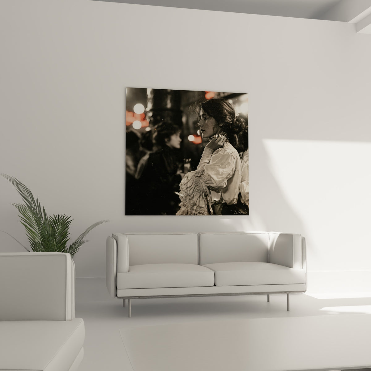 Photographie ancienne d'une femme en dentelle blanche au-dessus d'un canapé dans un salon lumineux