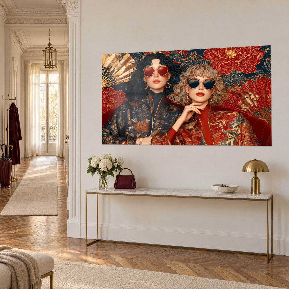 Tableau portrait de deux élégantes en kimonos brodés de pivoines dorées, éventails ocre, mur blanc et console laiton haussmannienne