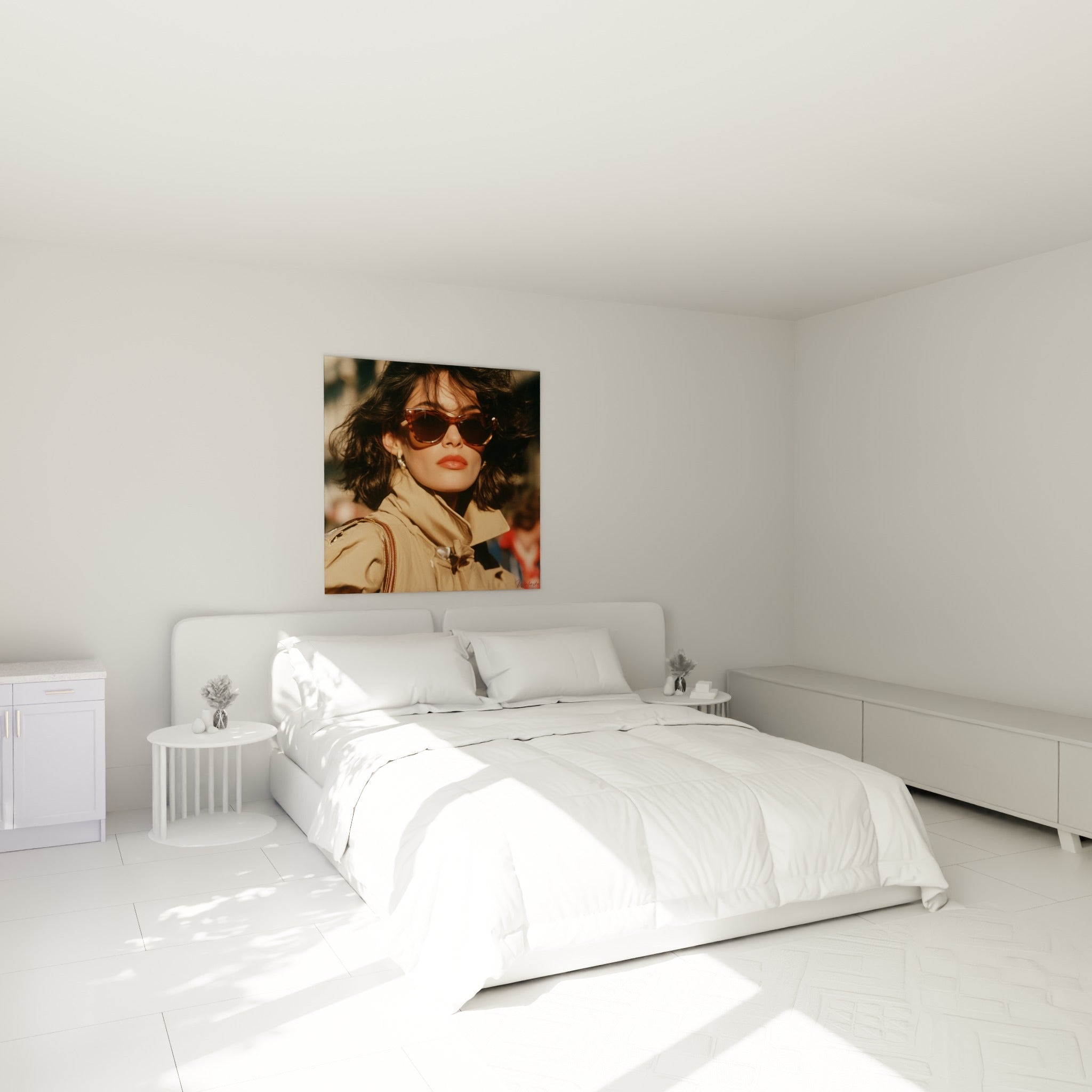 Silhouette au trench beige et lunettes brunes accrochée au-dessus d'un lit dans une chambre claire