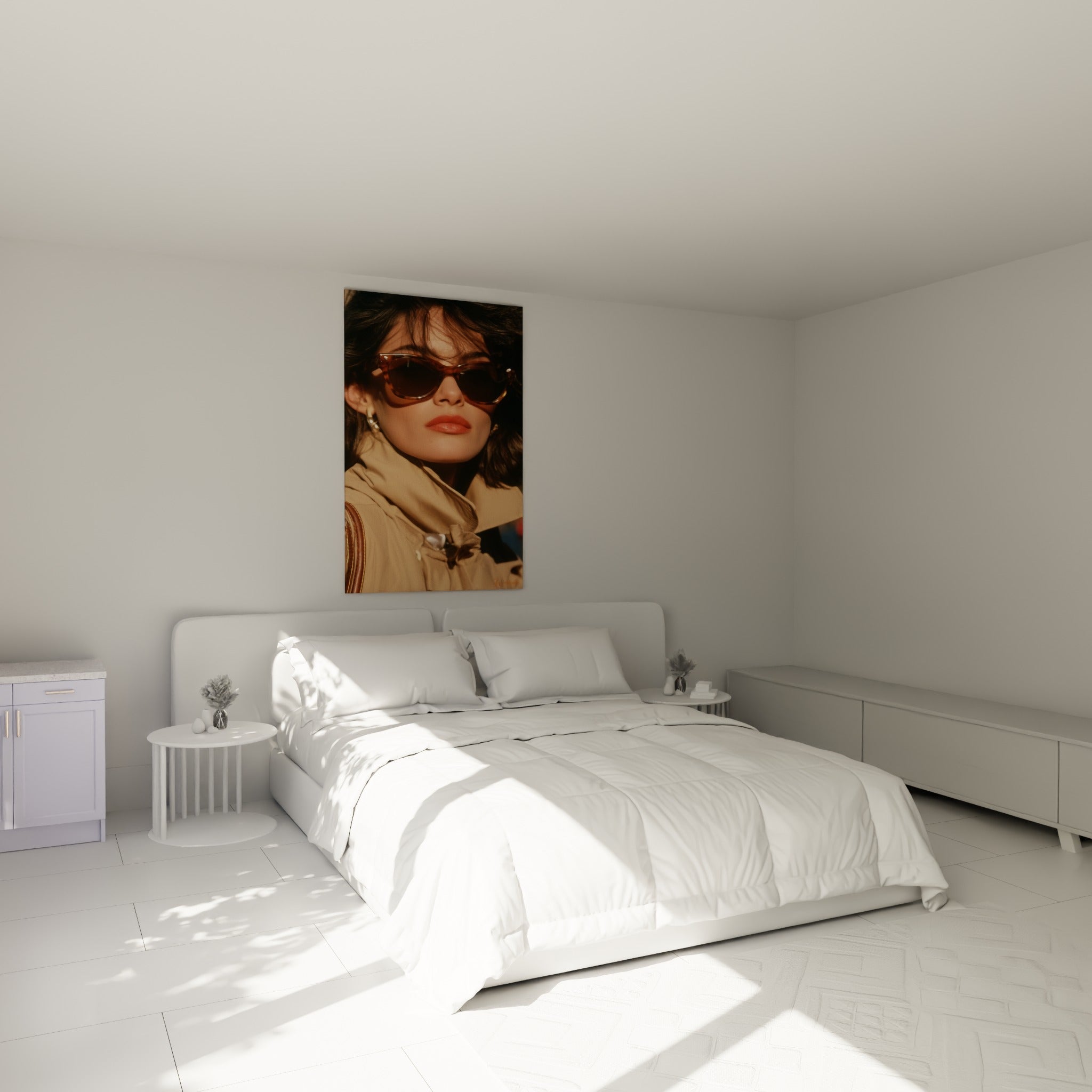 Portrait rétro d'une femme aux lunettes écaille et trench beige, accroché au-dessus d'un lit dans une chambre claire
