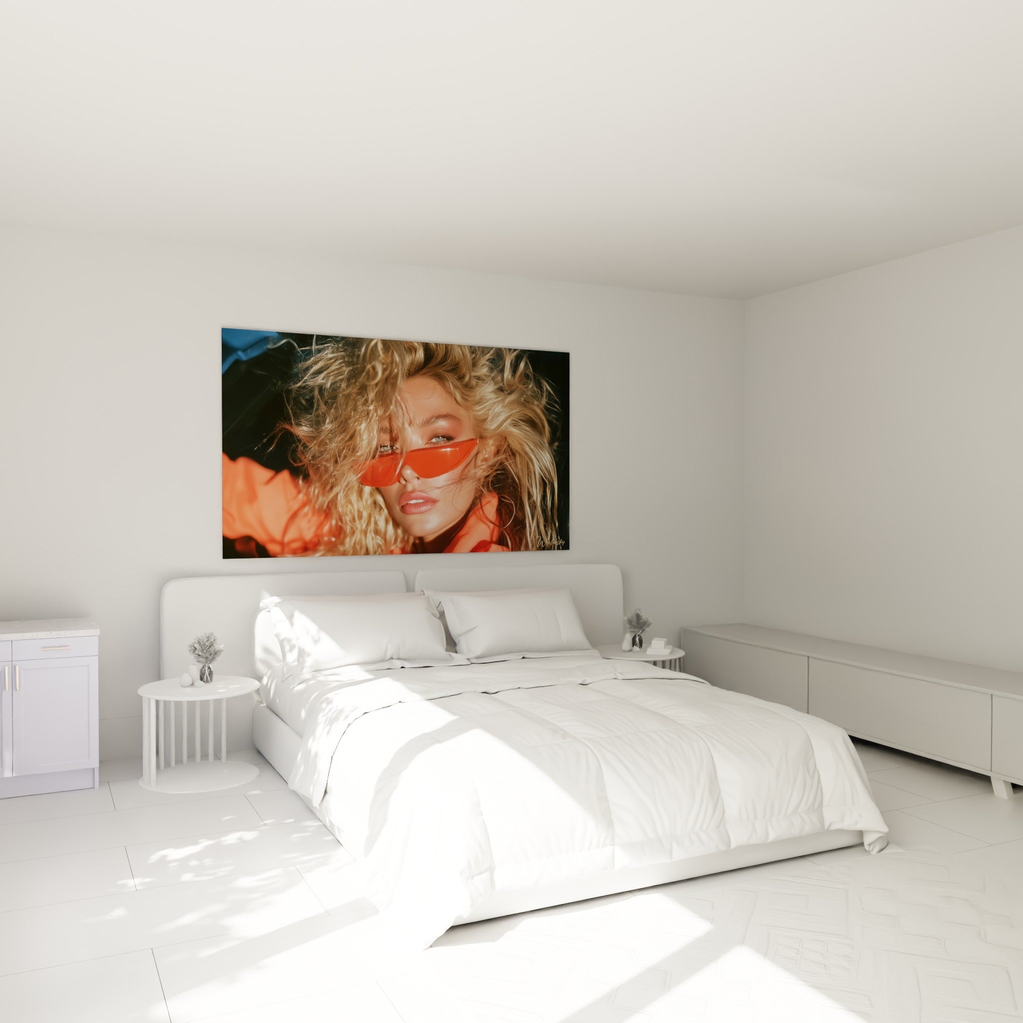 Chevelure blonde et lunettes orange saisies en gros plan, accrochées au-dessus d'un lit dans une chambre claire