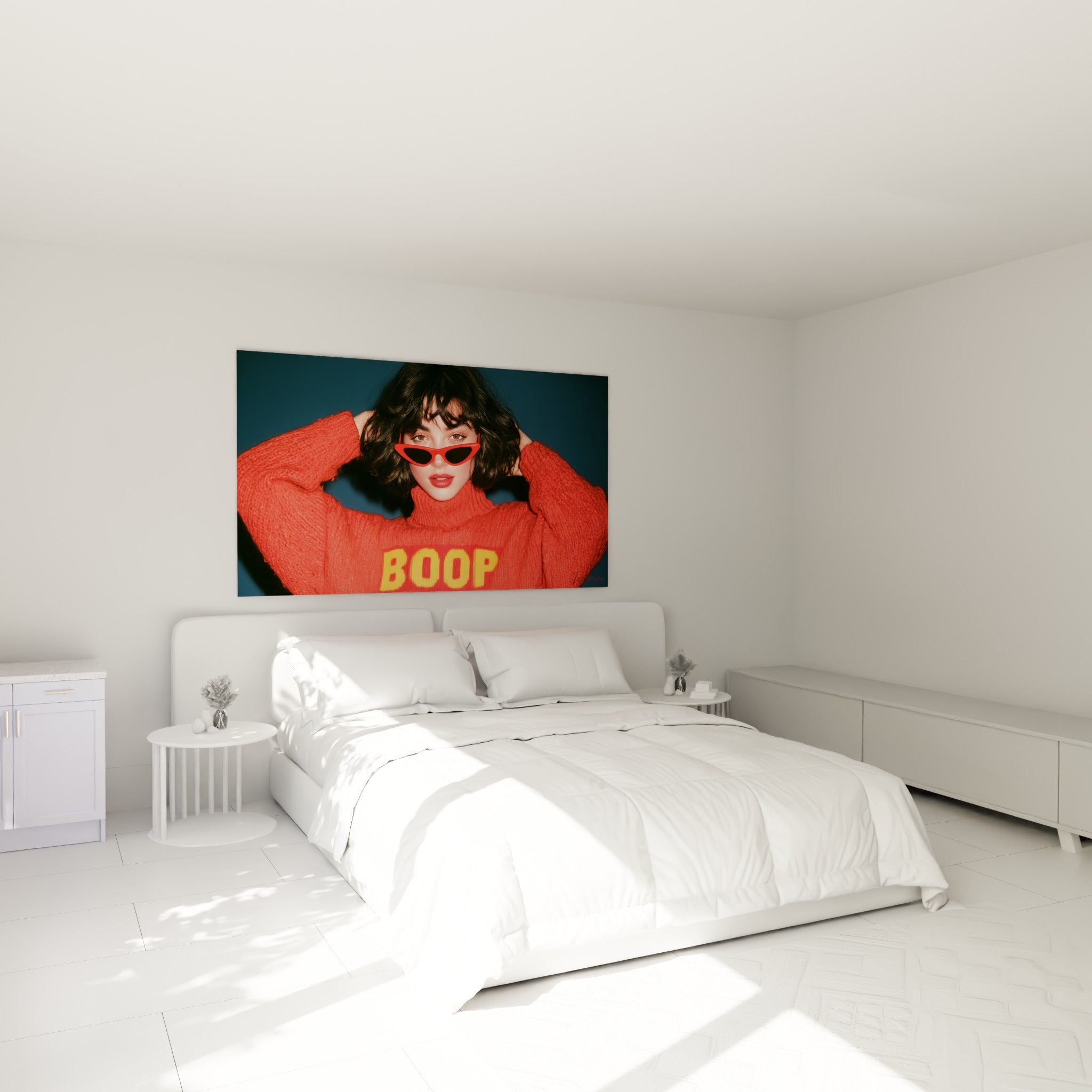 Portrait rétro pull corail et lunettes rouges accroché au-dessus d'un lit dans une chambre claire