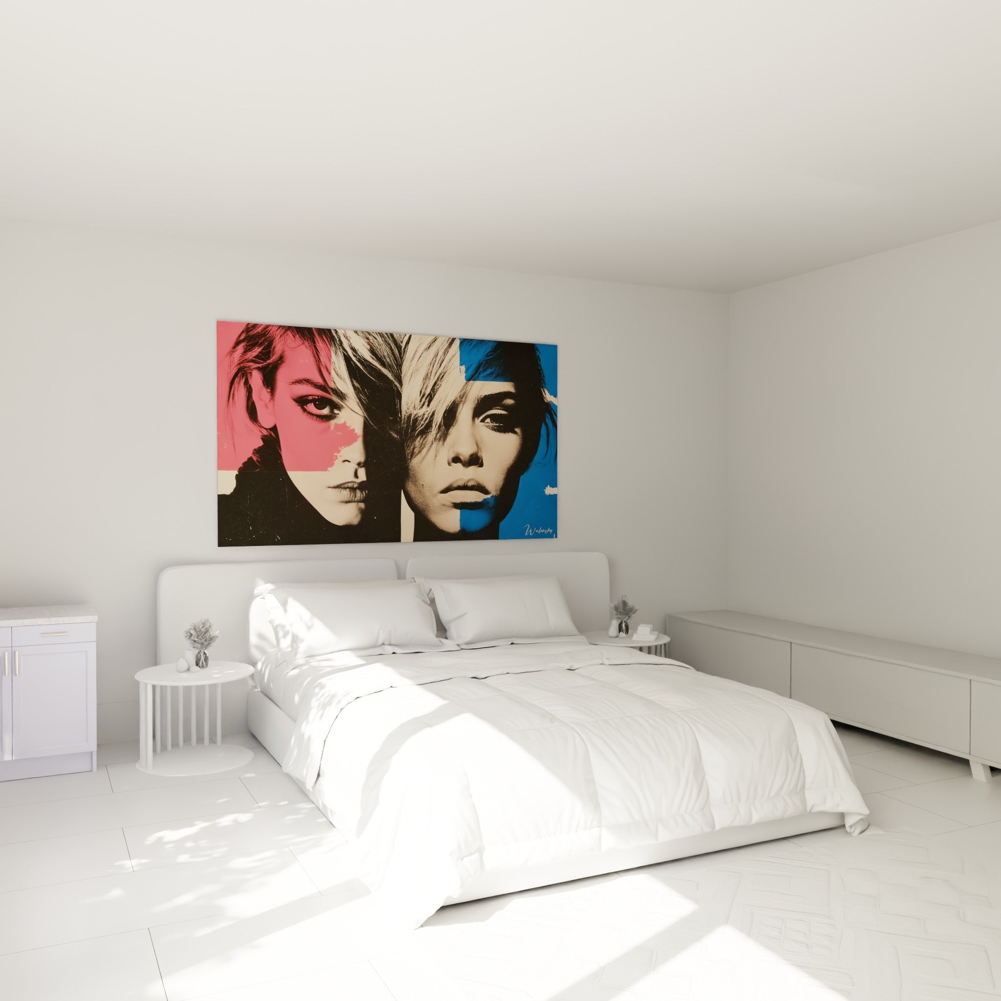 Visages dédoublés rose et bleu marine au regard perçant, accrochés au-dessus d'un lit dans une chambre claire
