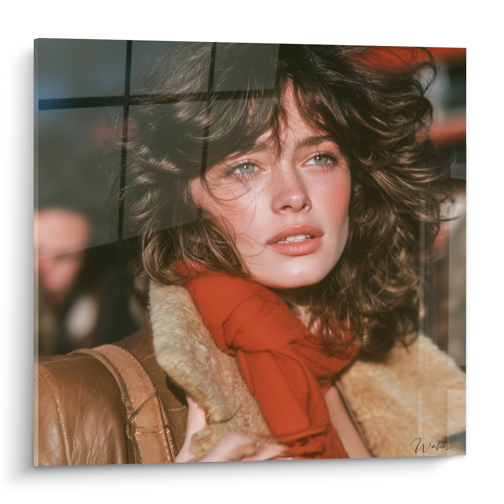 Portrait femme cheveux bruns et écharpe terracotta noué, veste peau lainée camel, style rétro