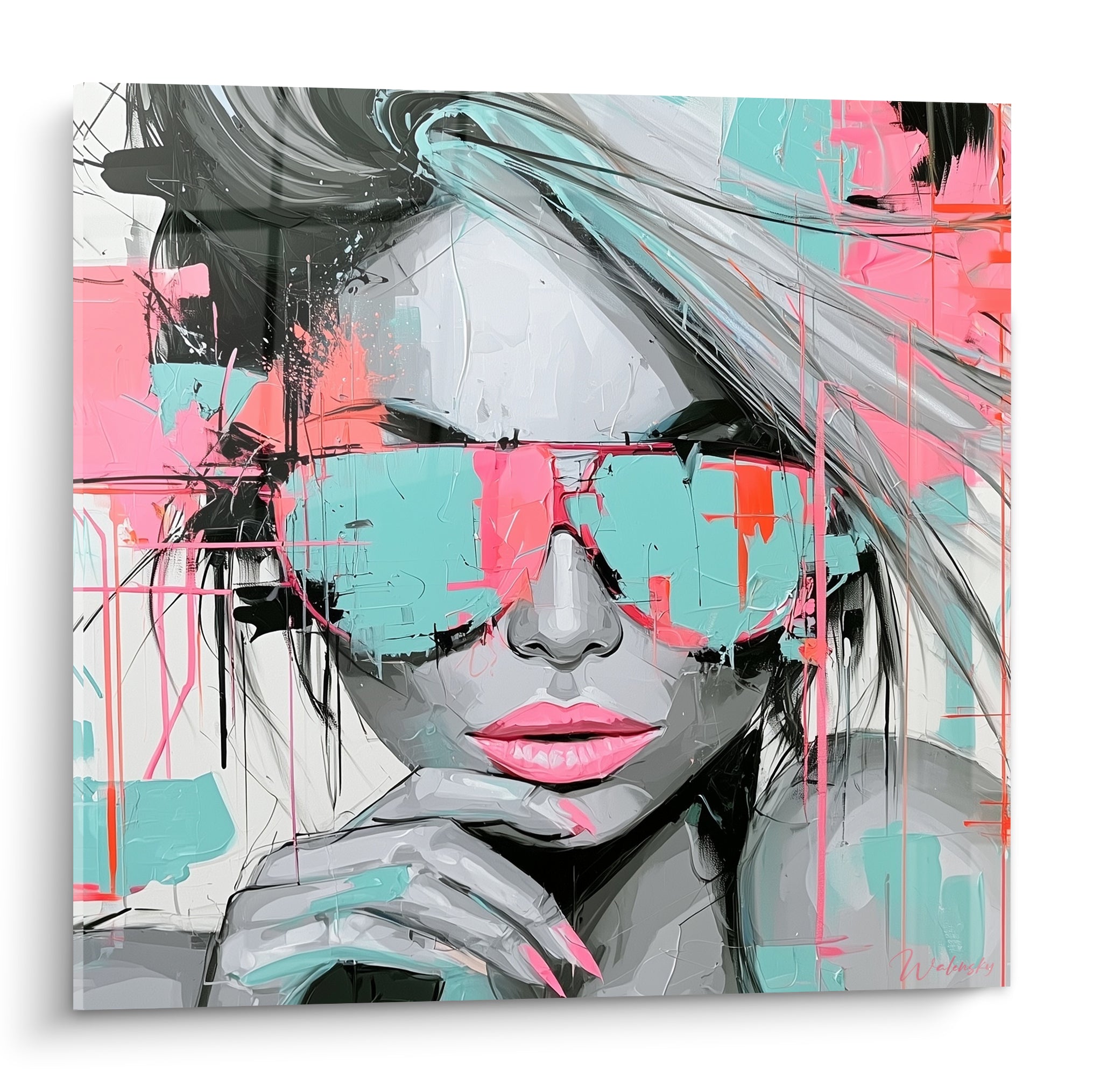 Portrait féminin aux lunettes réfléchissantes rose et turquoise, cheveux gris balayés en mouvement