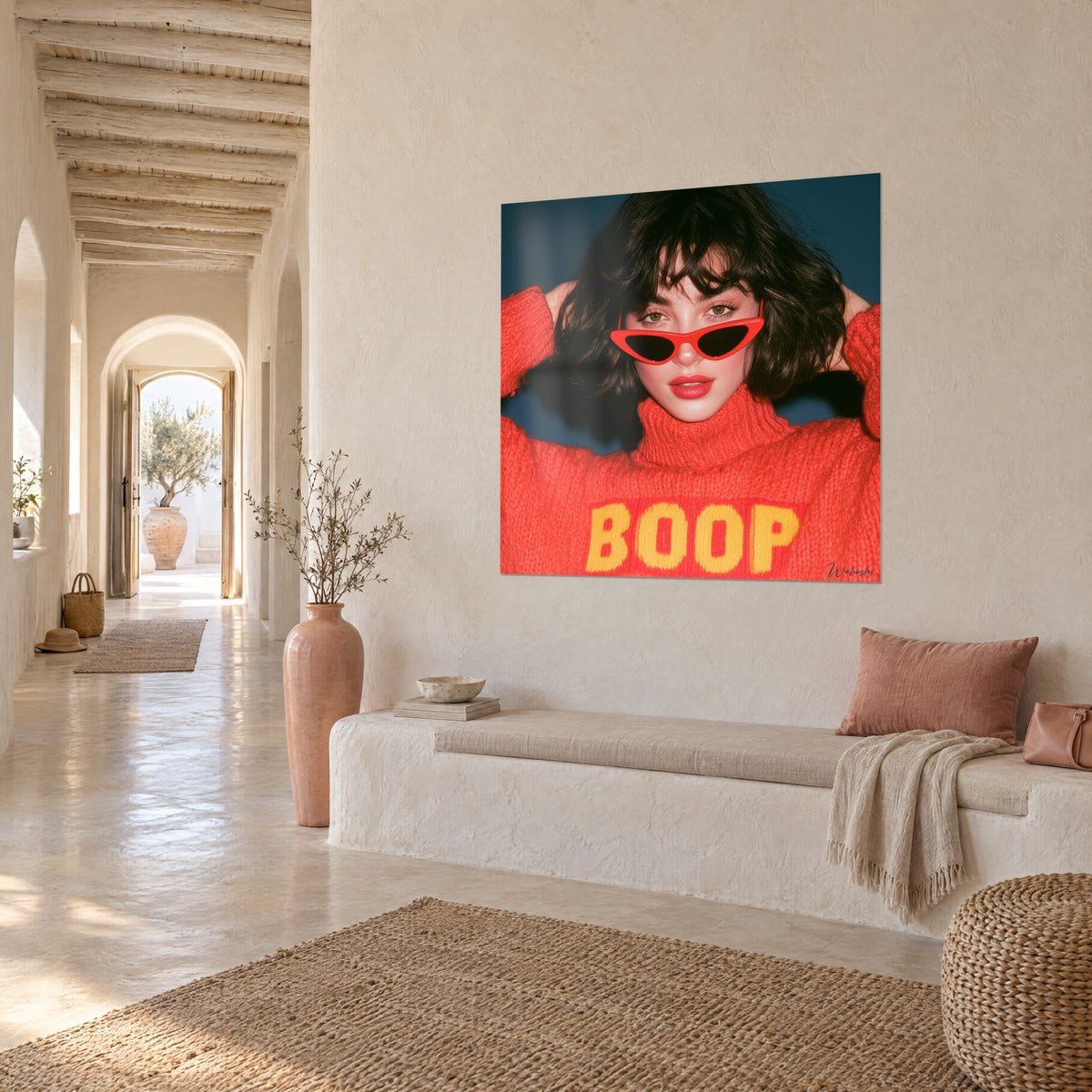 Quadro ritratto retrò di una bruna con frangia, mani dietro la testa, maglia corallo e lettere gialle BOOP, parete color crema di una galleria a volte