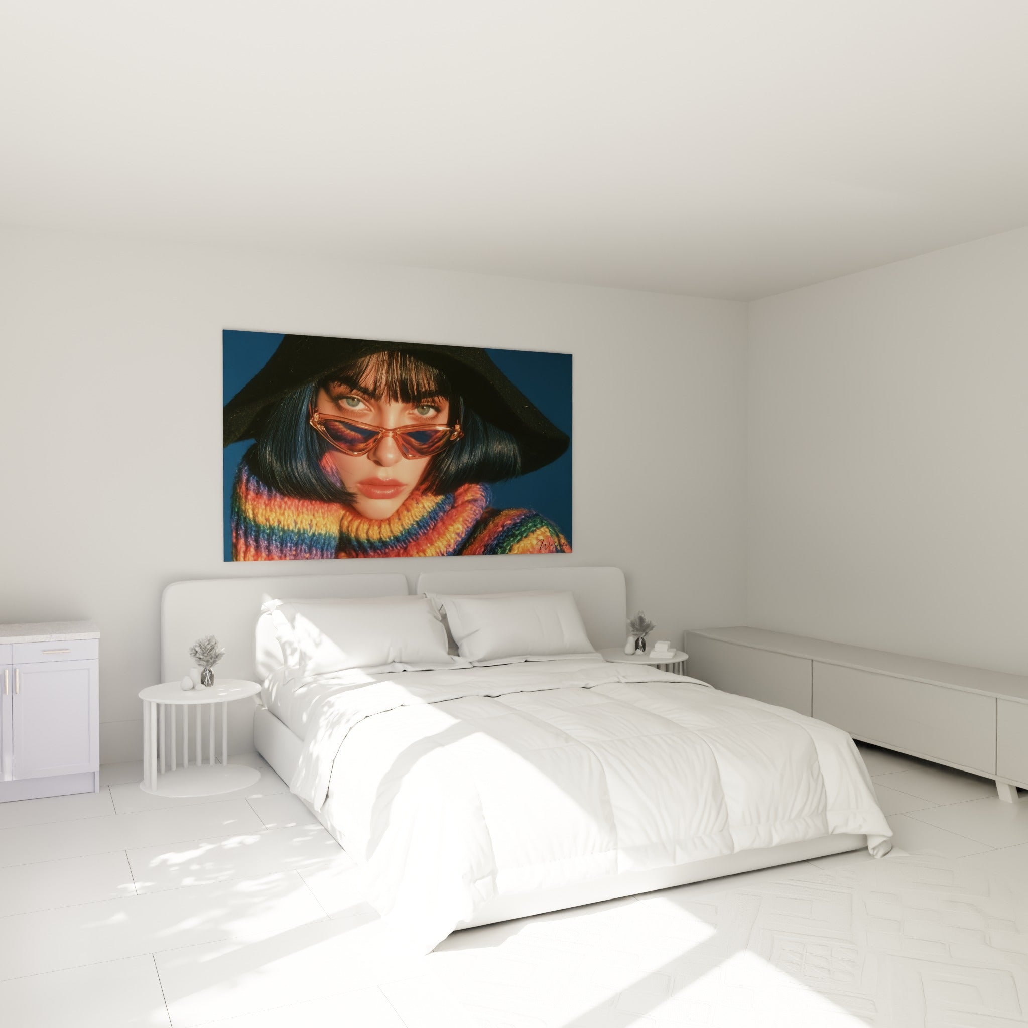 Portrait féminin aux yeux verts et pull terracotta, accroché au-dessus d'un lit dans une chambre claire