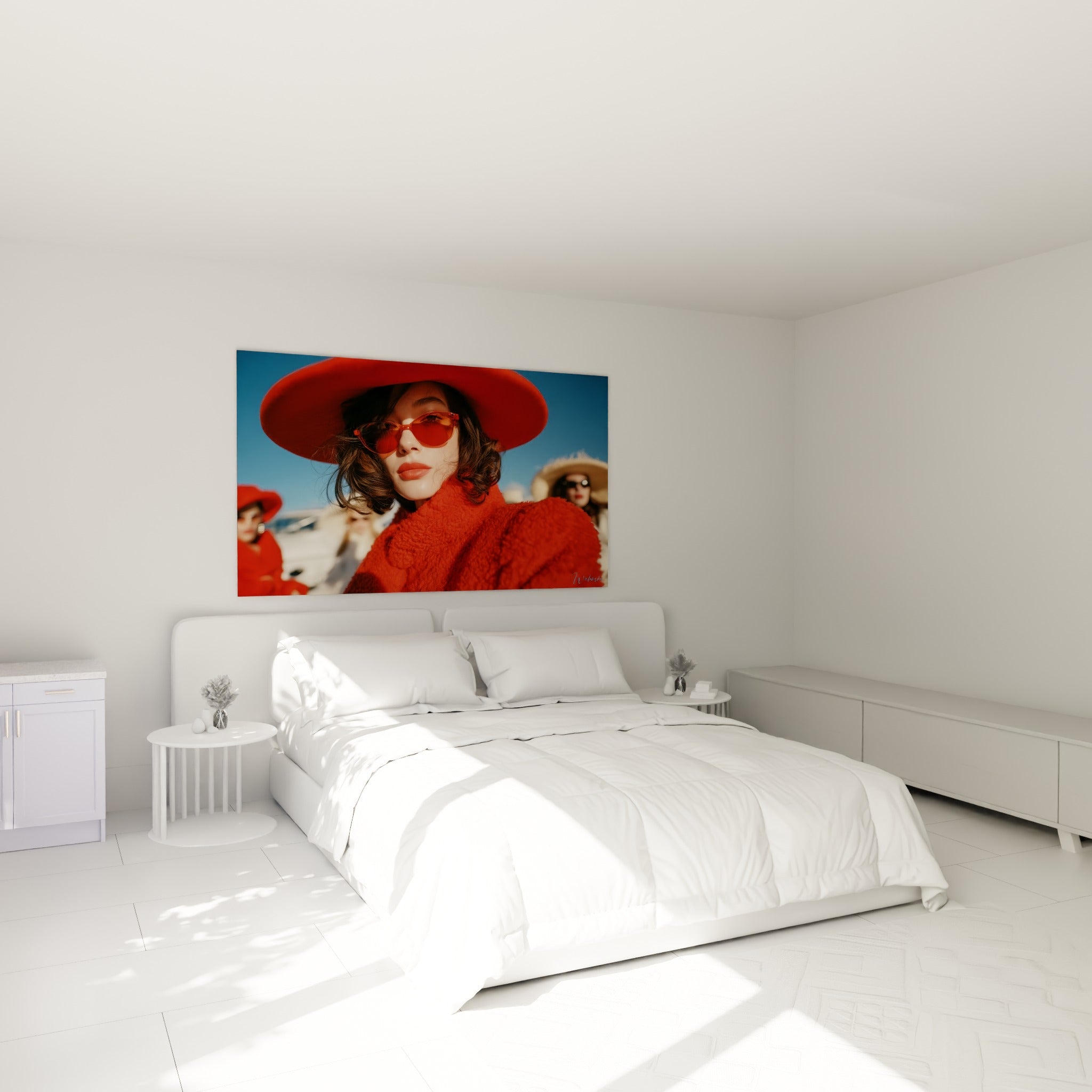Portrait féminin chapeau terracotta et manteau roux, accroché au-dessus d'un lit dans une chambre claire