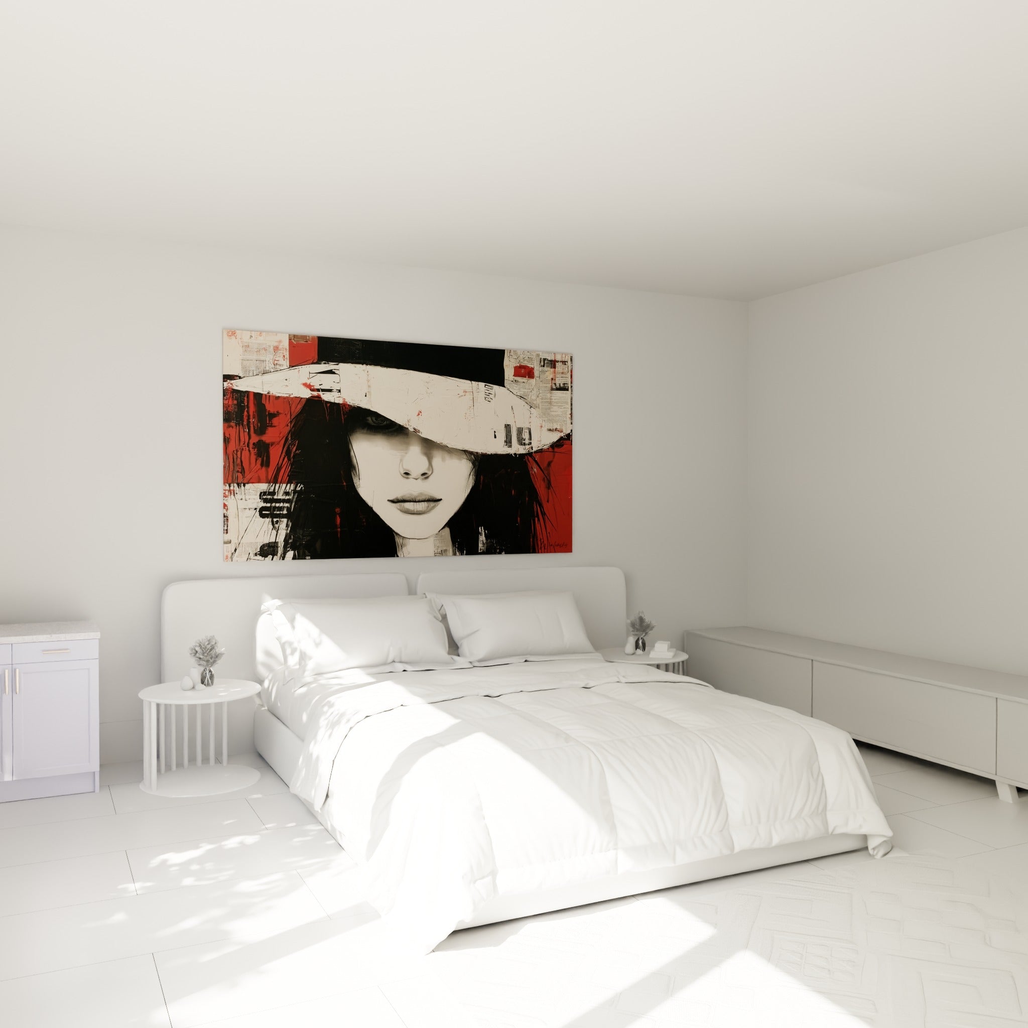 Regard partiellement voilé d'une femme au chapeau blanc et rouge, accroché au-dessus d'un lit dans une chambre claire