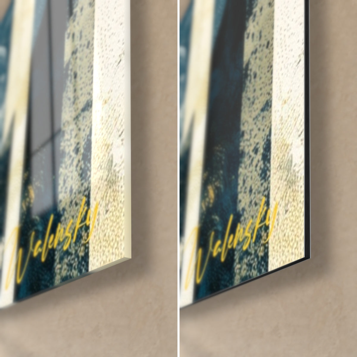 Quadro elegante donna in abito a righe, angolo in basso a destra: firma dorata su vetro acrilico lucido con riflessi e alluminio Dibond opaco, spessore 3 mm