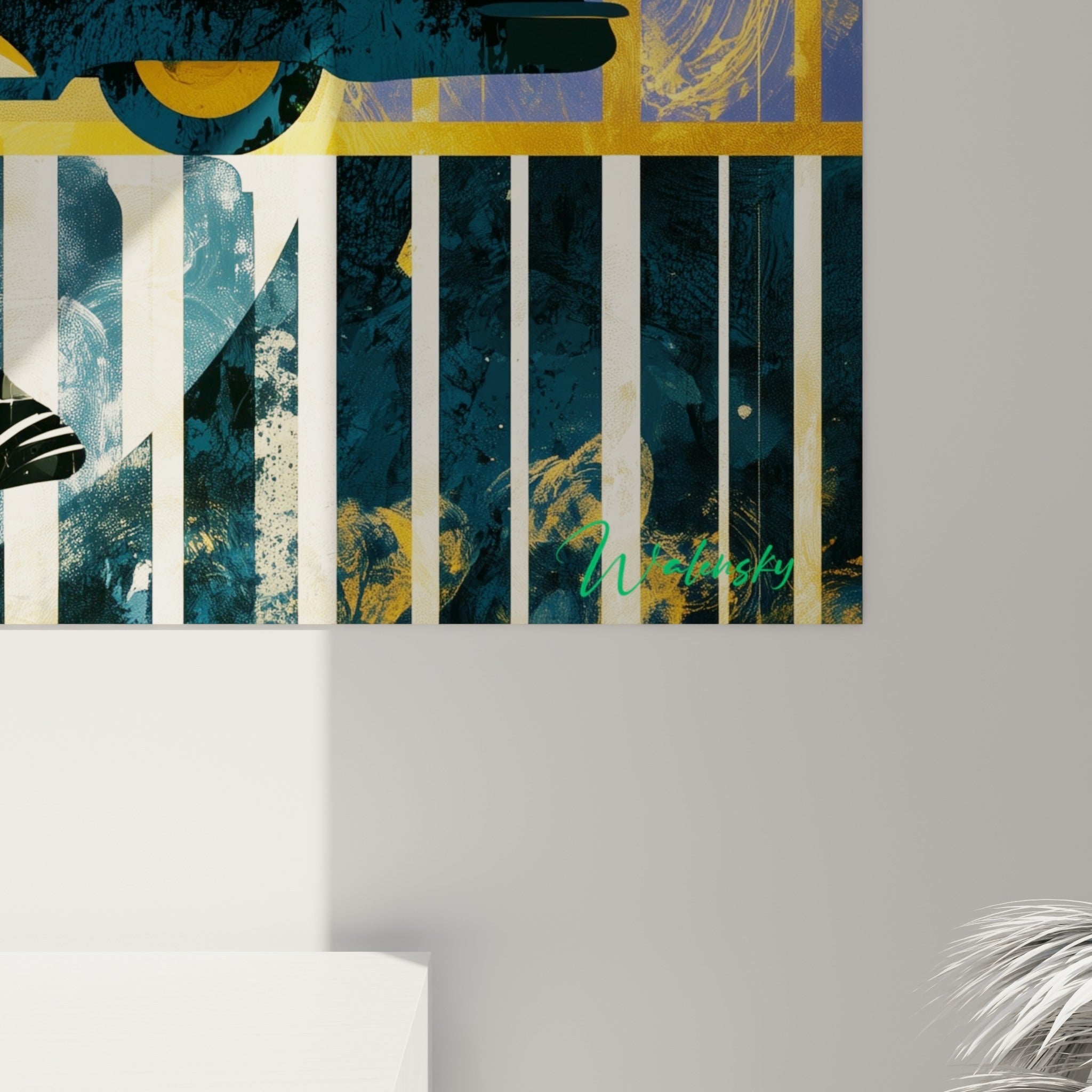 Détail des rayures bleu marine et blanc cassé et du grain doré de la lune sur ce tableau rétro