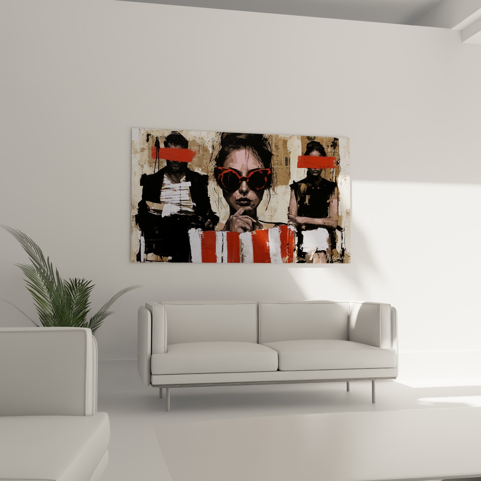 Portrait féminin aux rayures rouges et blanches, main sous le menton, au-dessus d'un canapé dans un salon lumineux