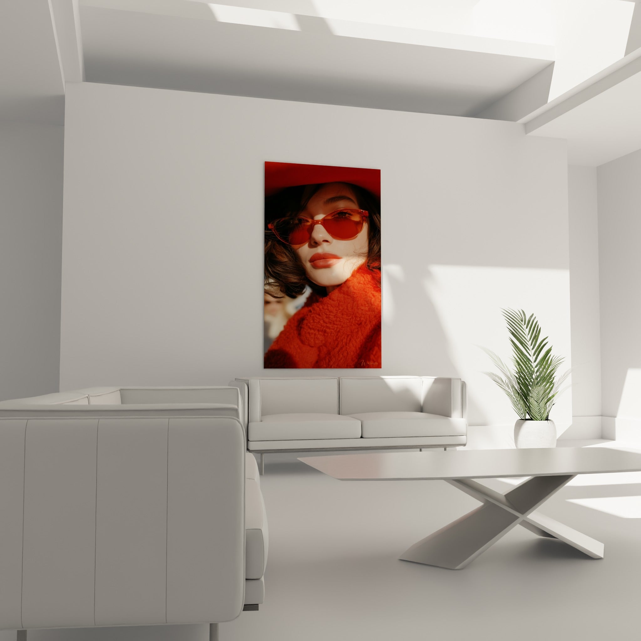 Femme au regard perçant sous verres orangés et fourrure brique, au-dessus d'un canapé dans un salon lumineux