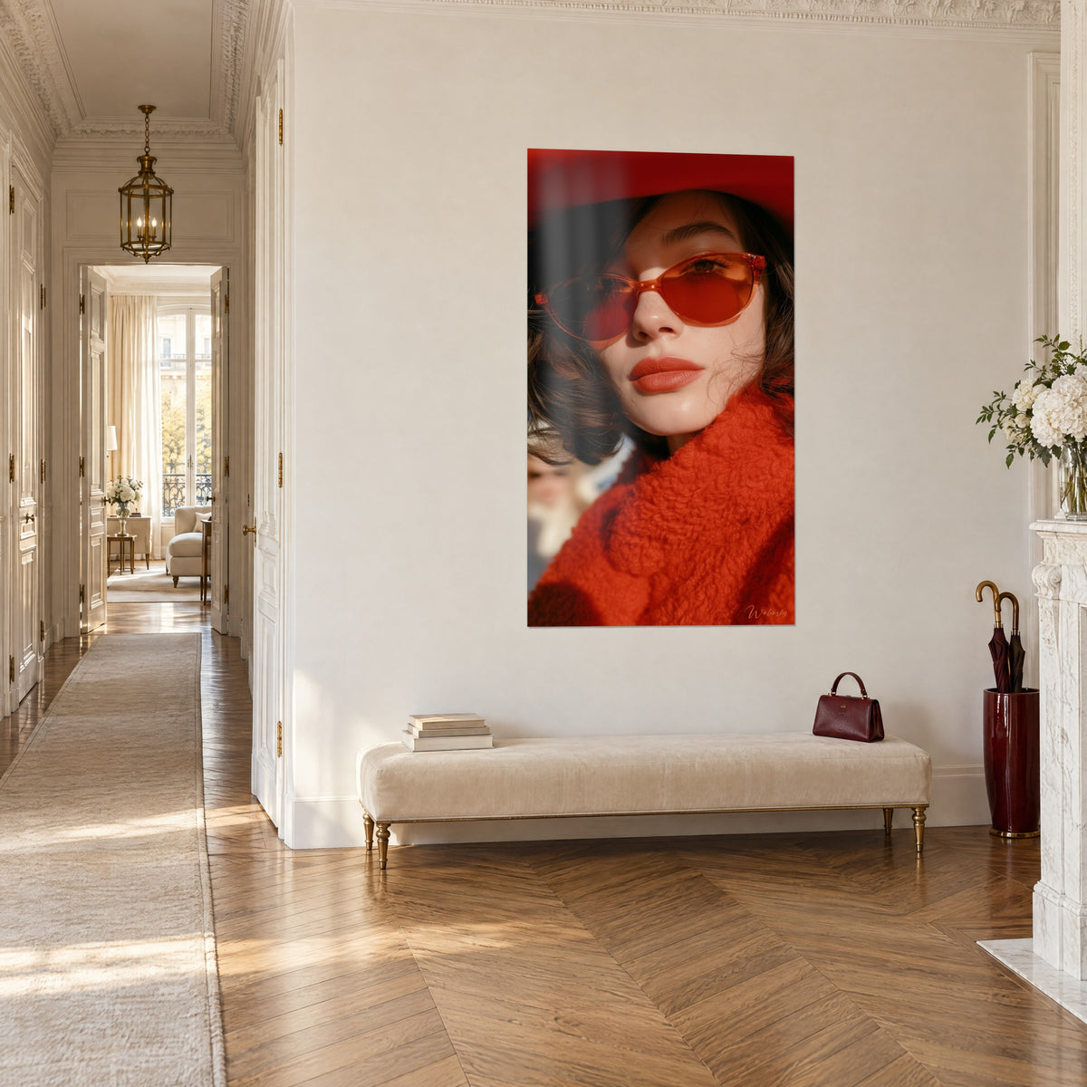 Cuadro rostro de mujer con labios coral, gafas ámbar y lana escarlata, colgado al final de un pasillo haussmanniano