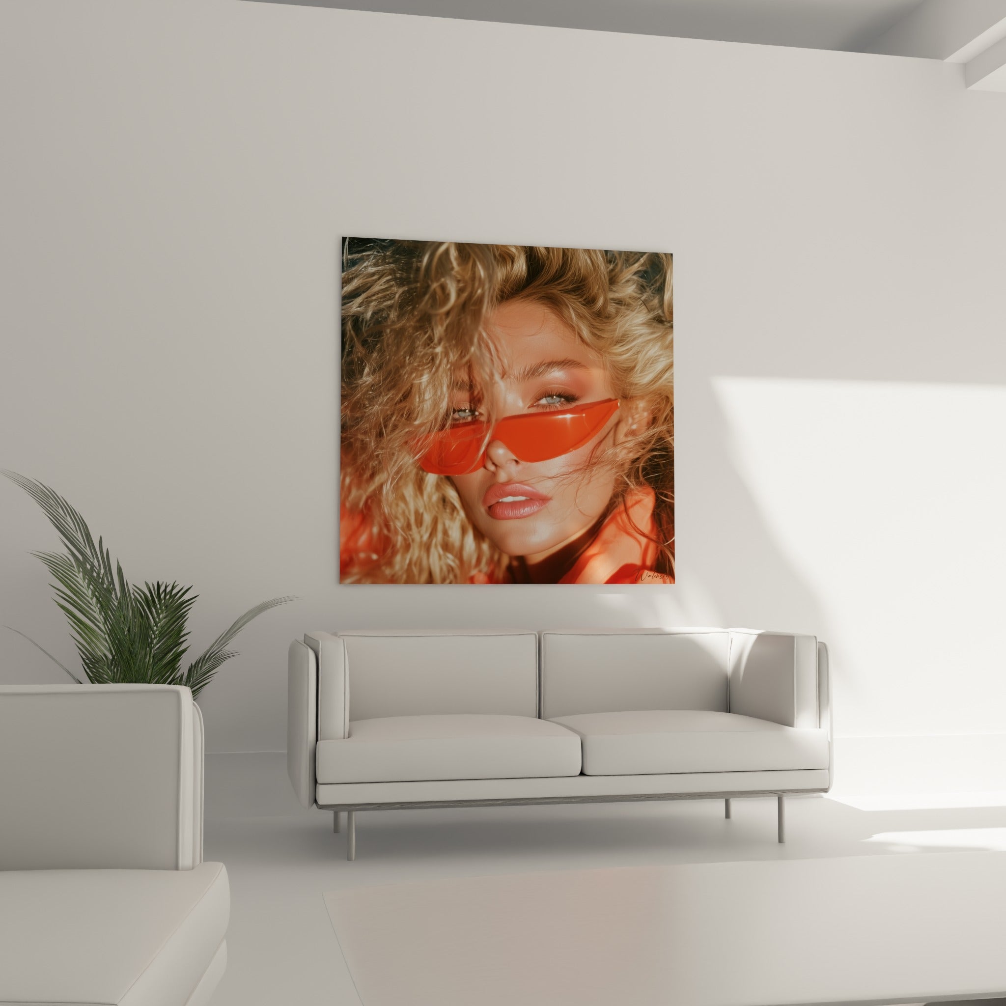 Regard intense sous des lunettes orange et boucles blondes, tableau rétro au-dessus d'un canapé dans un salon lumineux
