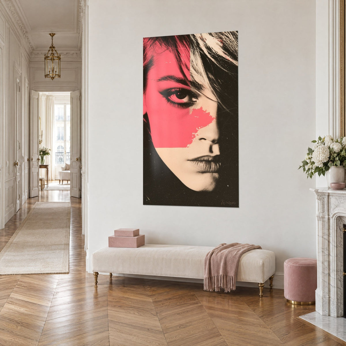 Cuadro rostro serigrafiado de labios carnosos, planos rosa vivo y mechas crema, sobre pared blanca, vista de tres cuartos de un pasillo haussmanniano